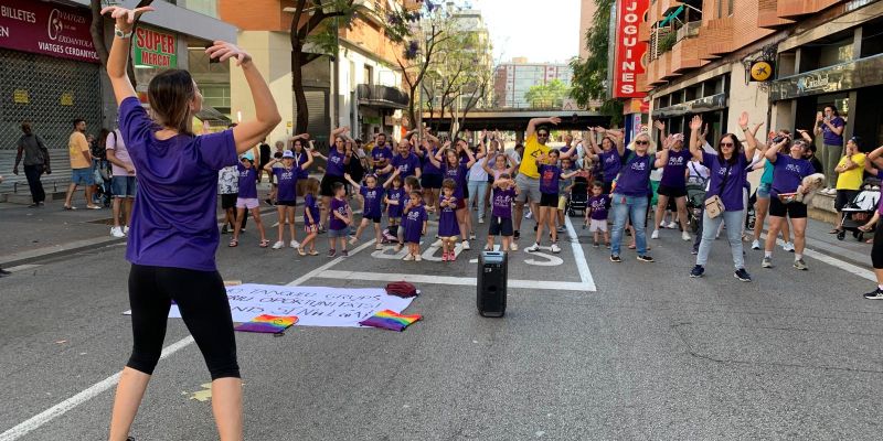 Classe de zumba reivindicativa al mig de l’avinguda de Catalunya durant la protesta de La Sínia contra el tancament d’un grup d’I3. FOTO: Judit Josa