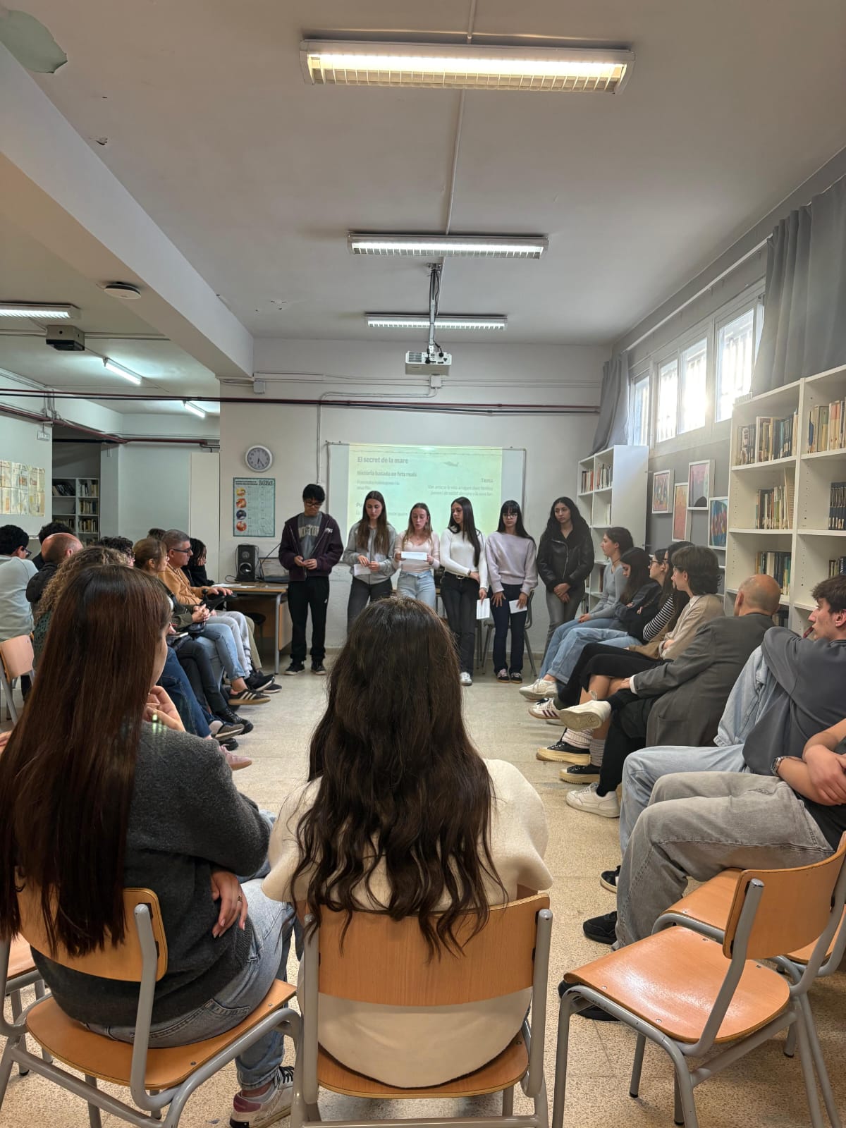 Les sessions del club de lectura arrepleguen desenes d'estudiants i famílies. Foto: Cedida