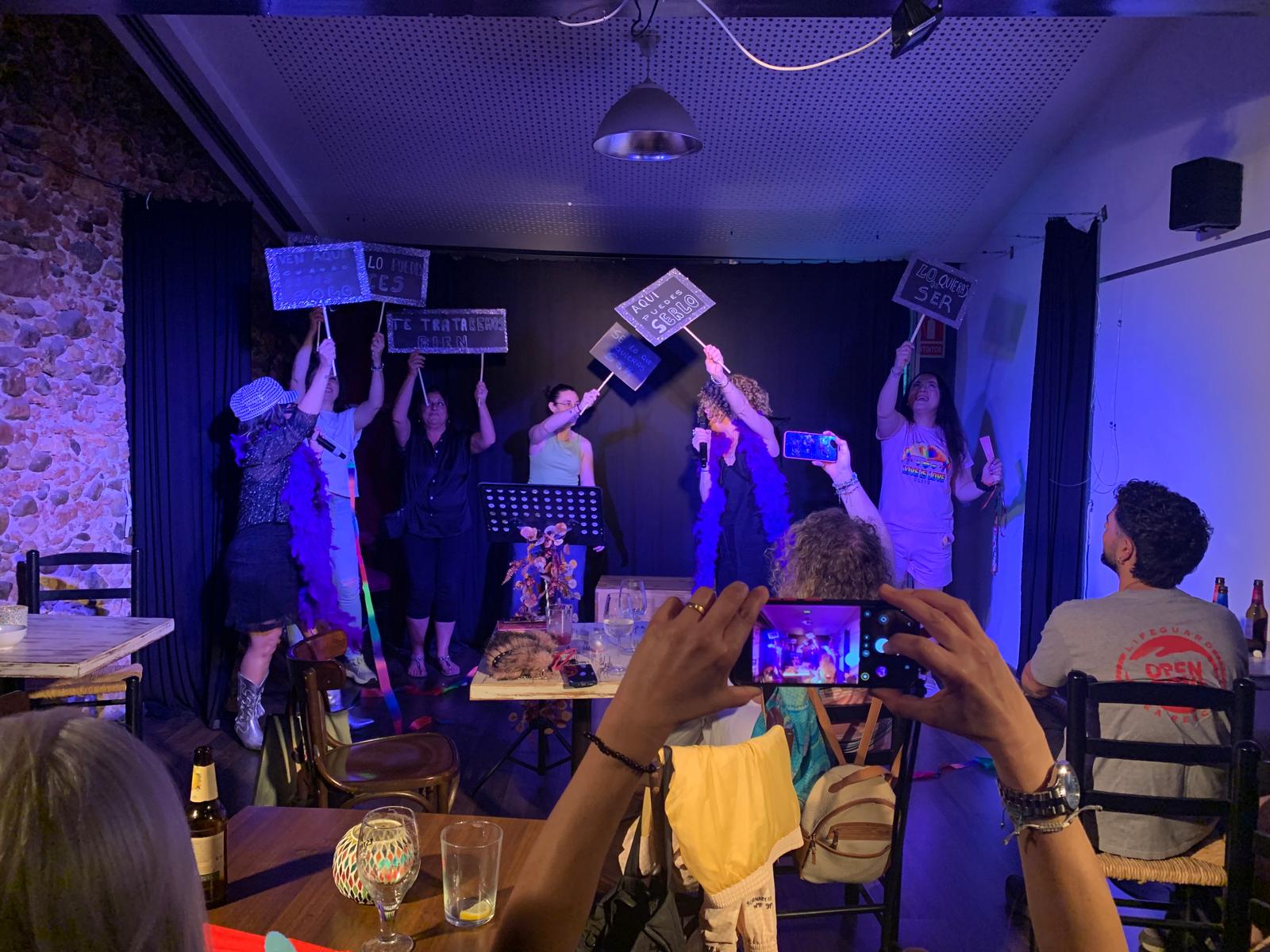 Las Ramonas van tancar la sessió del Micro Obert de Poesia a Cal Pintxo amb pancartes reivindicatives per celebrar l’inici del mes de l’Orgull. FOTO: Judit Josa