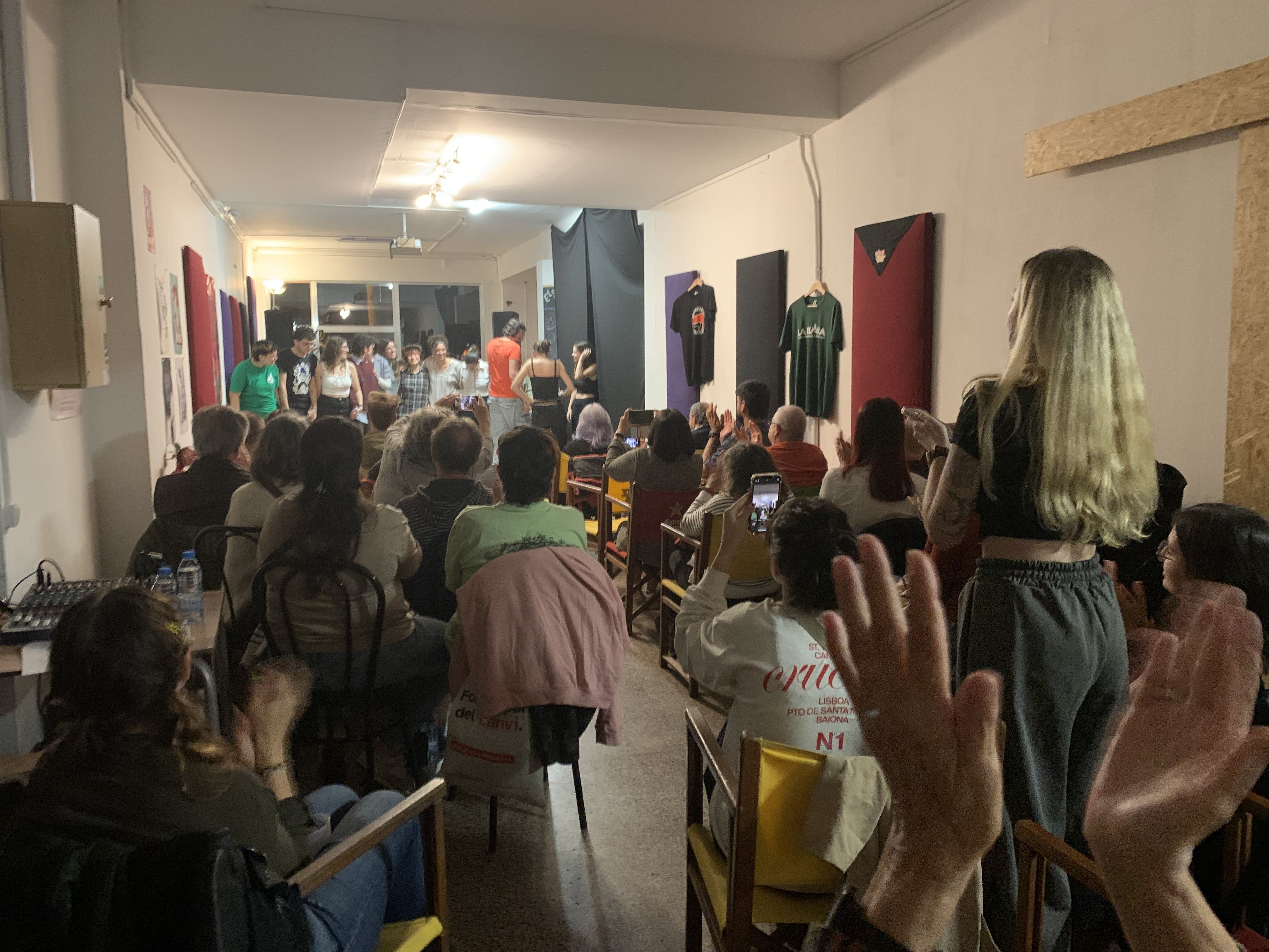 Actuació de El Misto al casal La Flama, on presenta el festival Capsa de Mistos. FOTO: Judit Josa