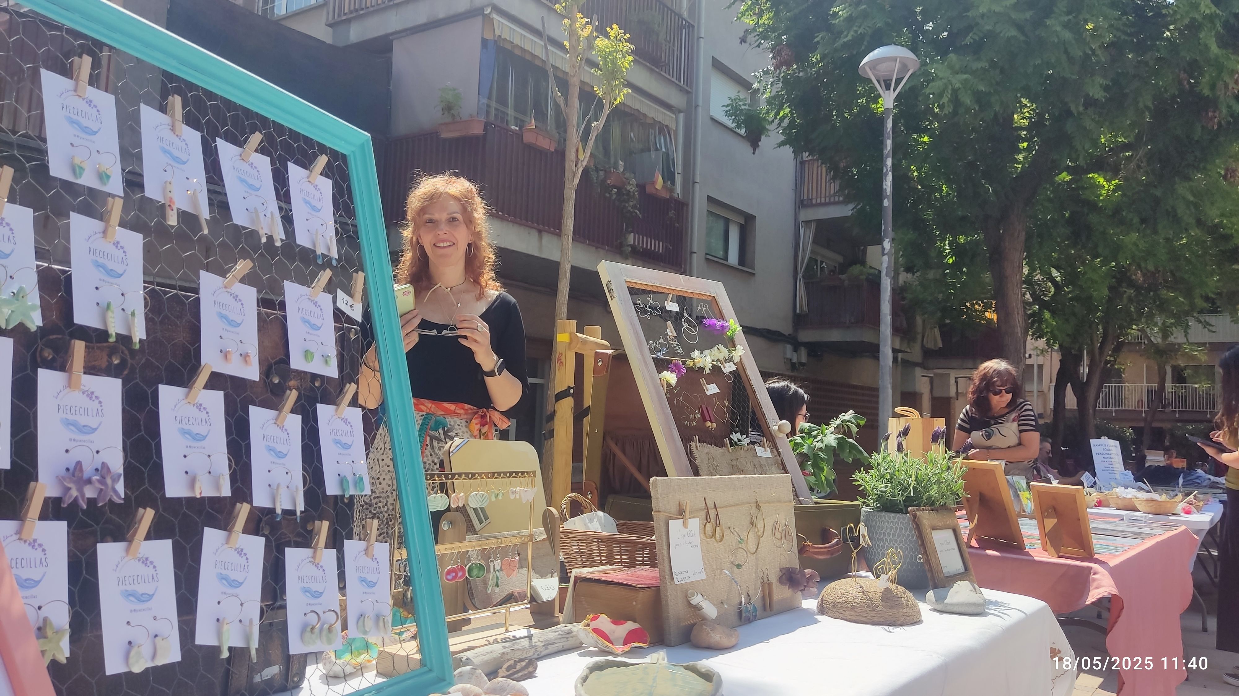 Parada d'artesania als Encants del 2025, a la plaça de Federica Montseny. FOTO: Judit Josa