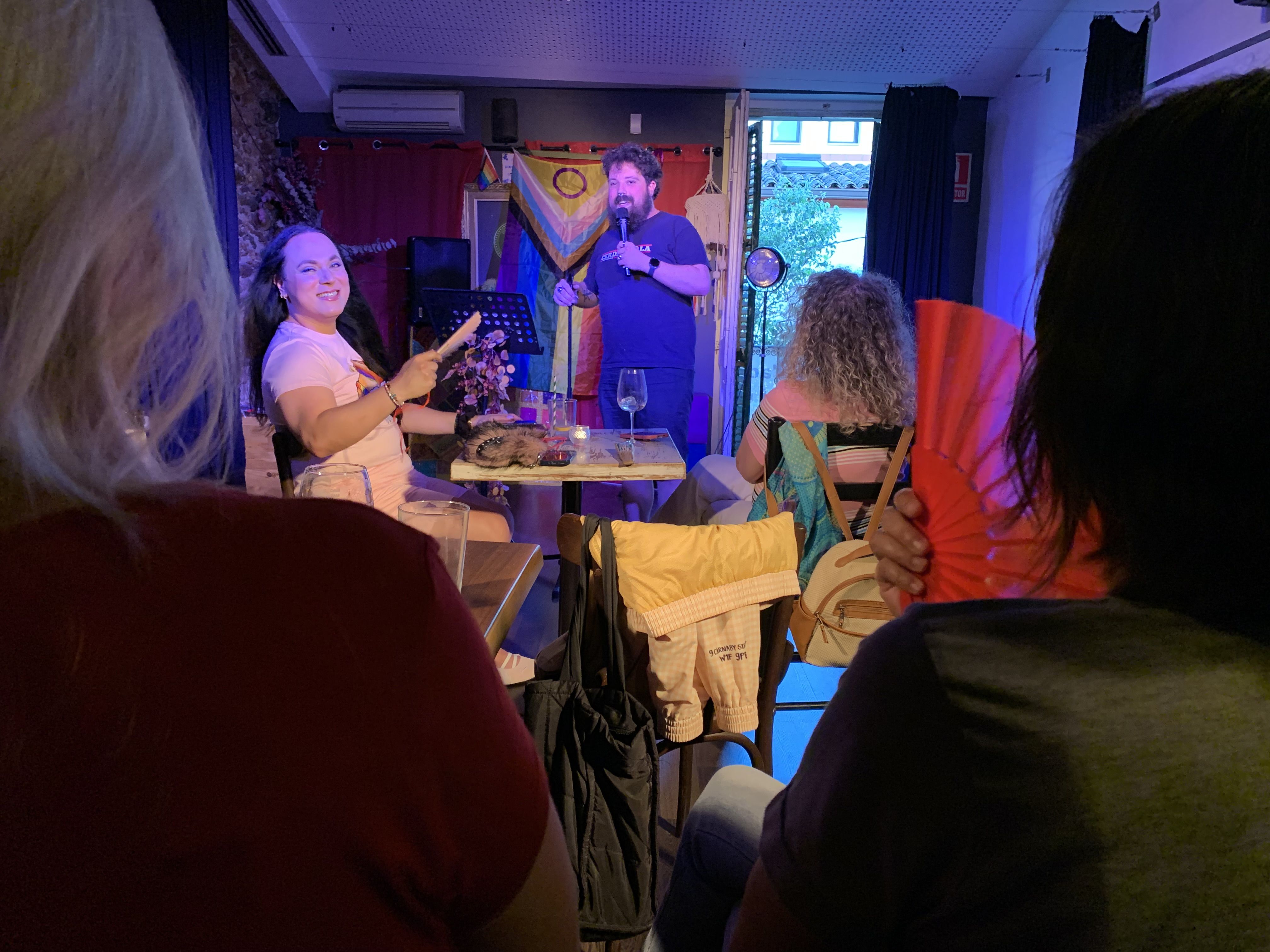 Ivan Garnelo en la presentació ahir, dijous 11 de juny, del Micro obert LGTBIQ+ de Cal Pintxo, organitzat per la Constància. FOTO: Judit Josa
