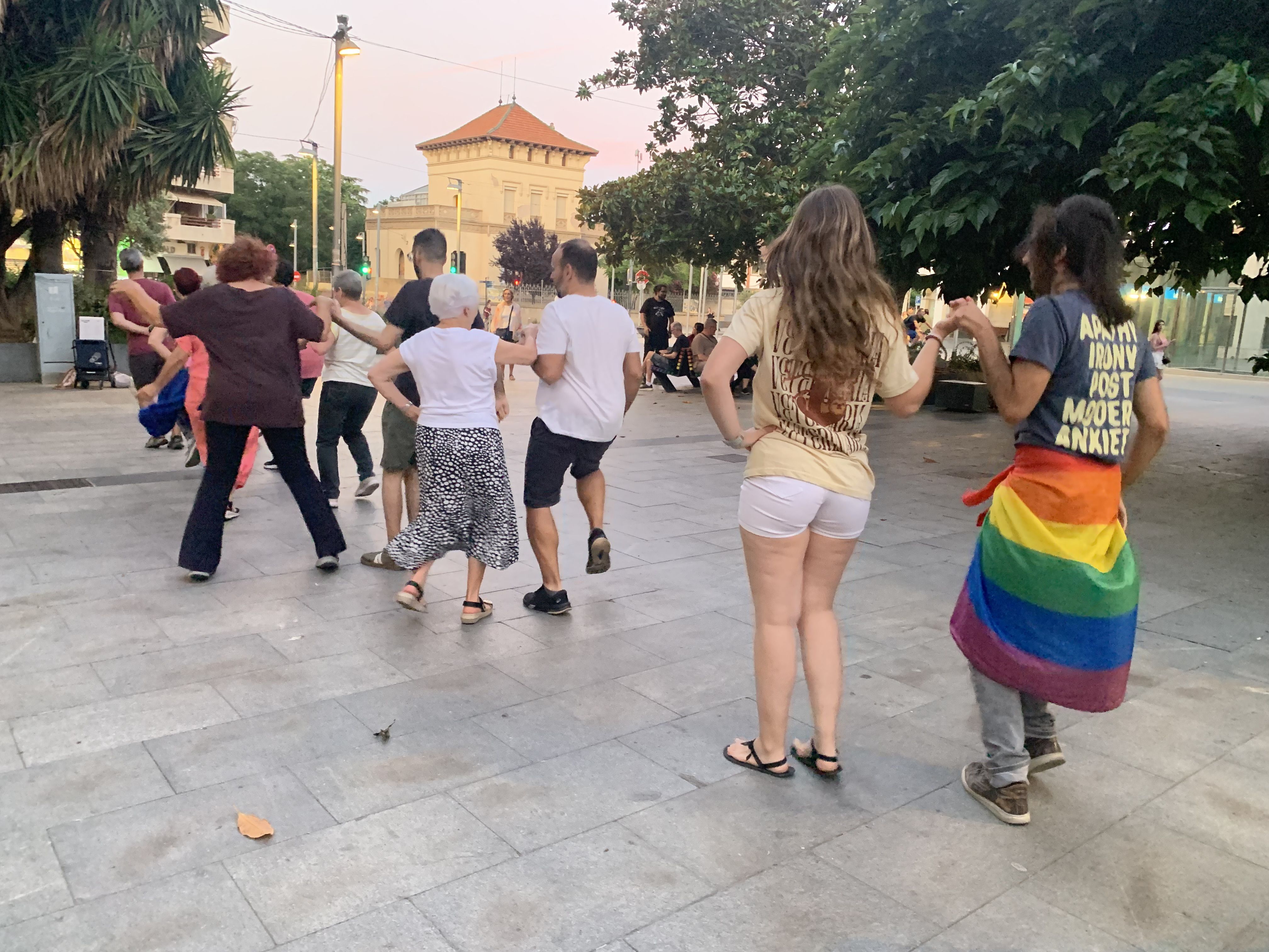 Aprenent a ballar danses tradicionals amb la colla de gitanes, aquest dijous, a Abat Oliba. FOTO: Judit Josa