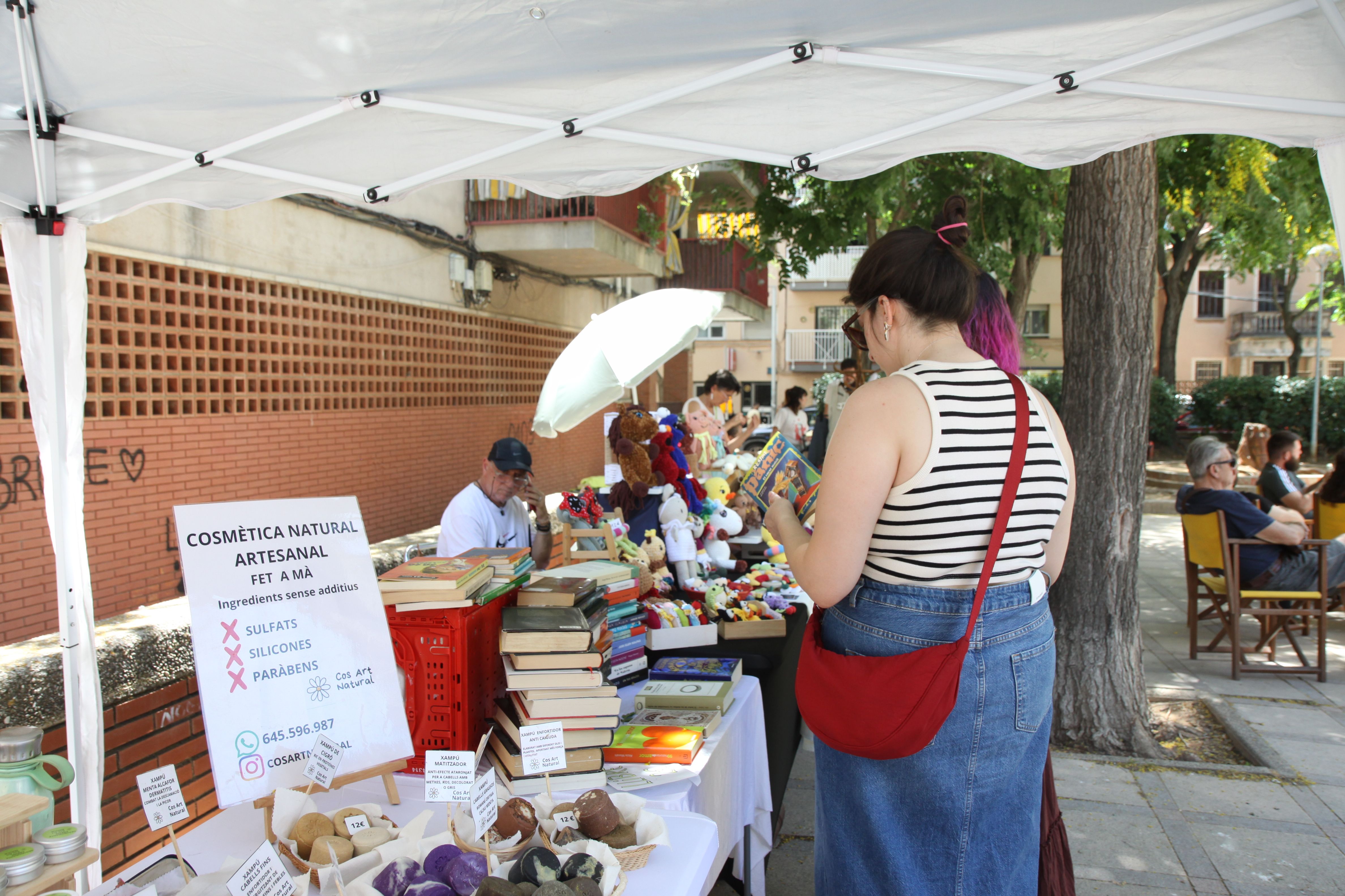 Algunes parades també oferien productes de segona mà, com llibres o roba. Foto: Laia Jubany