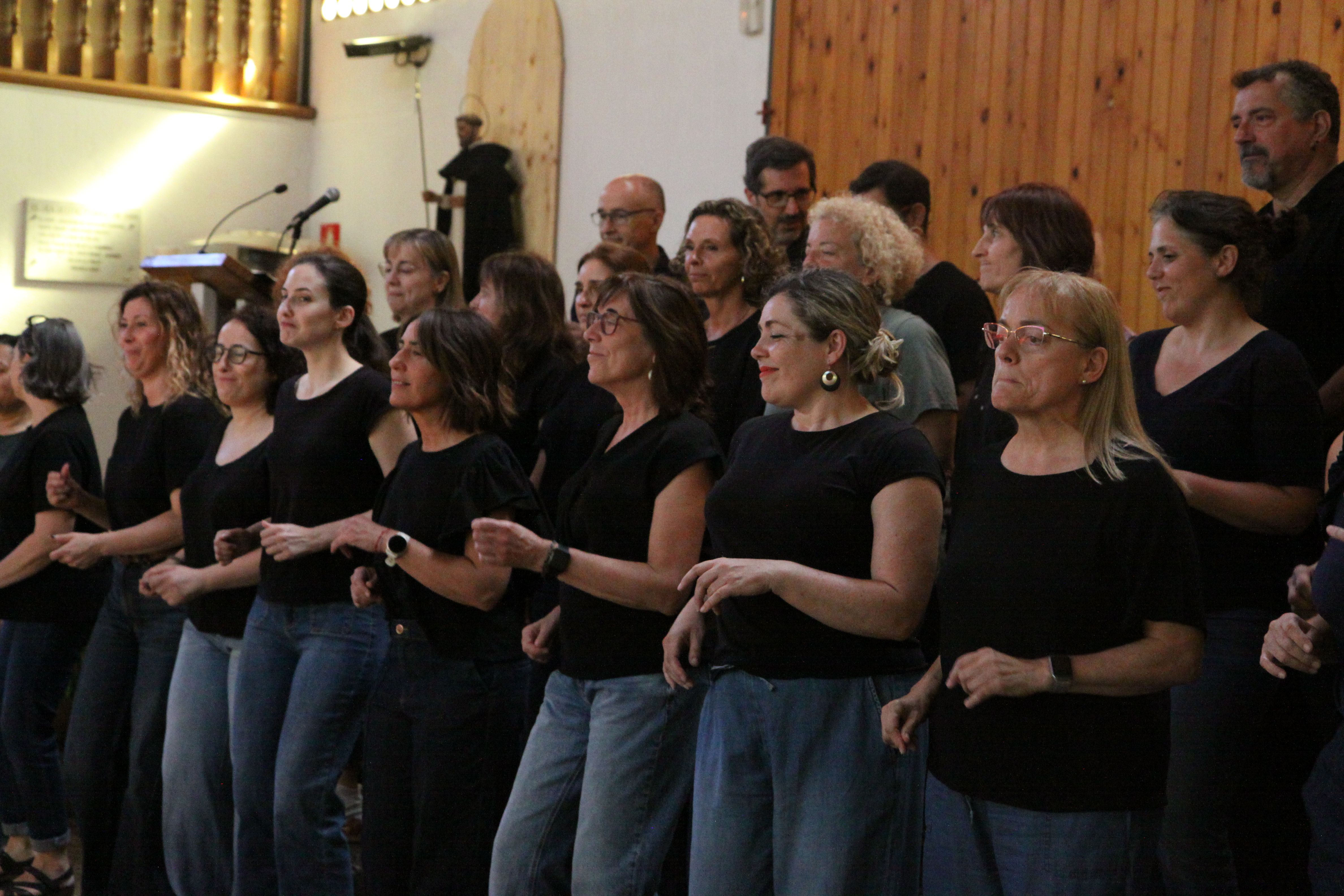 Una mica de dansa durant l'actuació. Foto: Laia Jubany