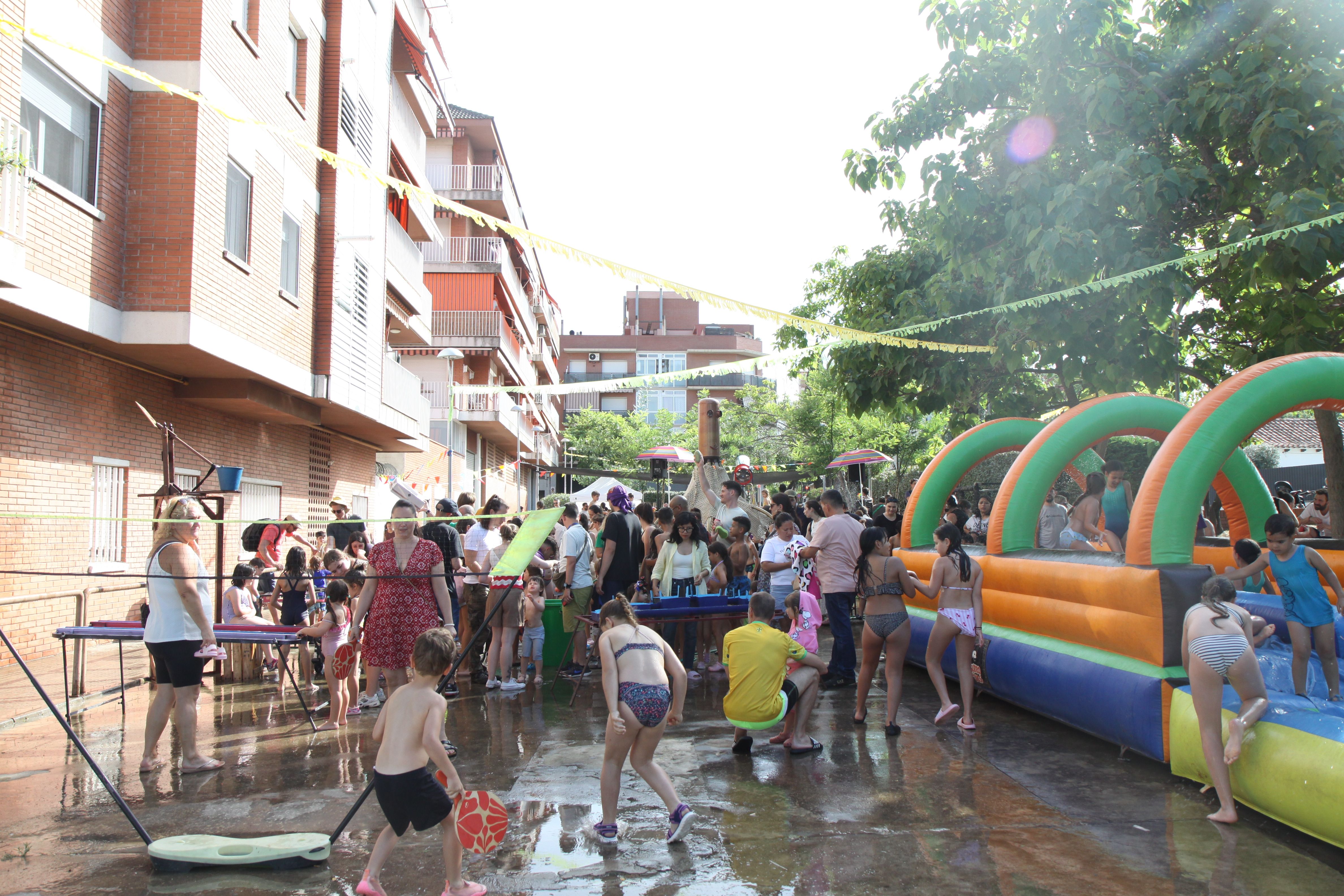 El parc de Santa Eugénia ple d'infants durant els jocs d'aigua. Foto: Laia Jubany