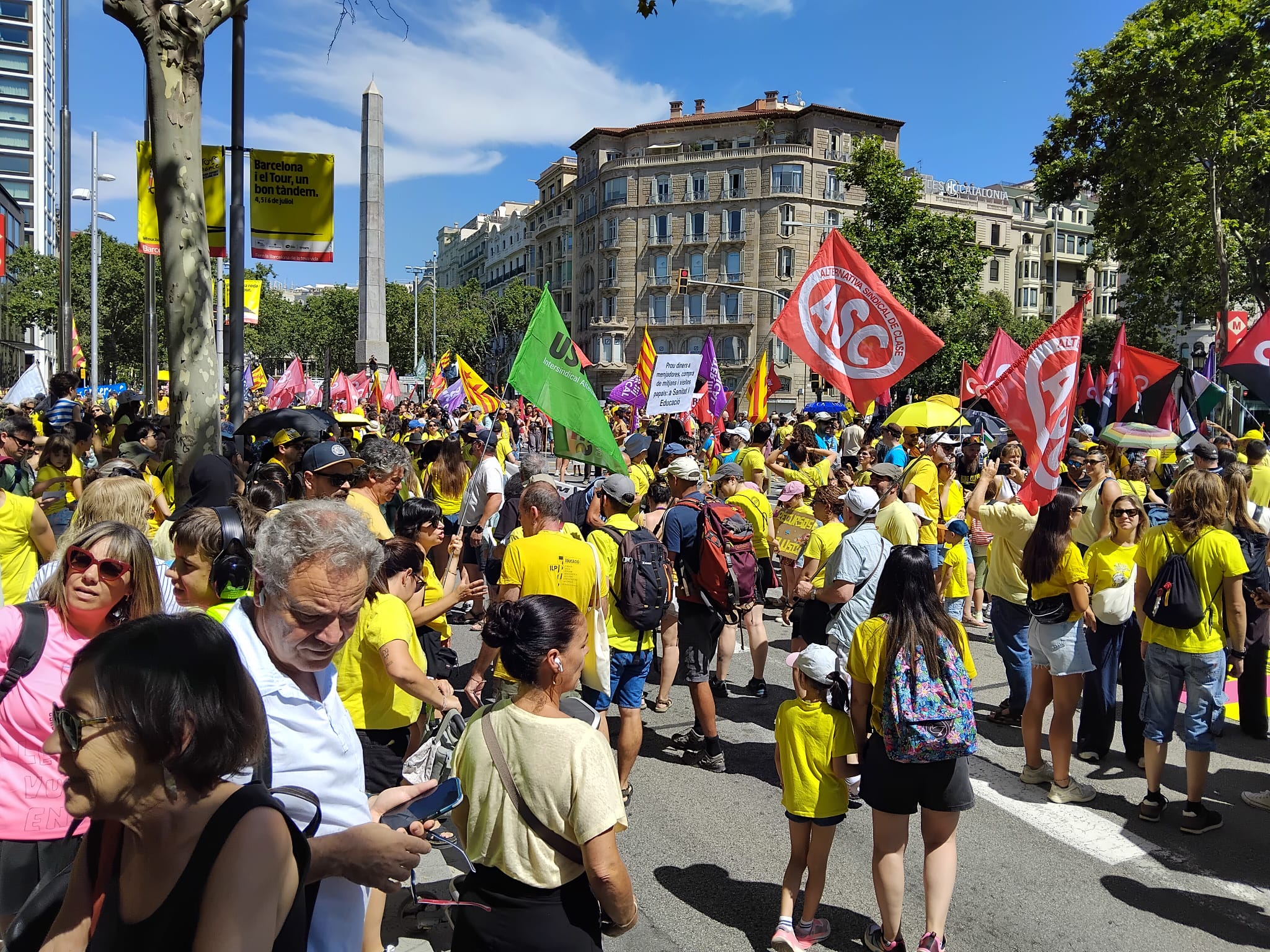  Almenys una trentena de docents i famílies de Cerdanyola s'han mobilitzat aquest diumenge a Barcelona. Foto: Cedida