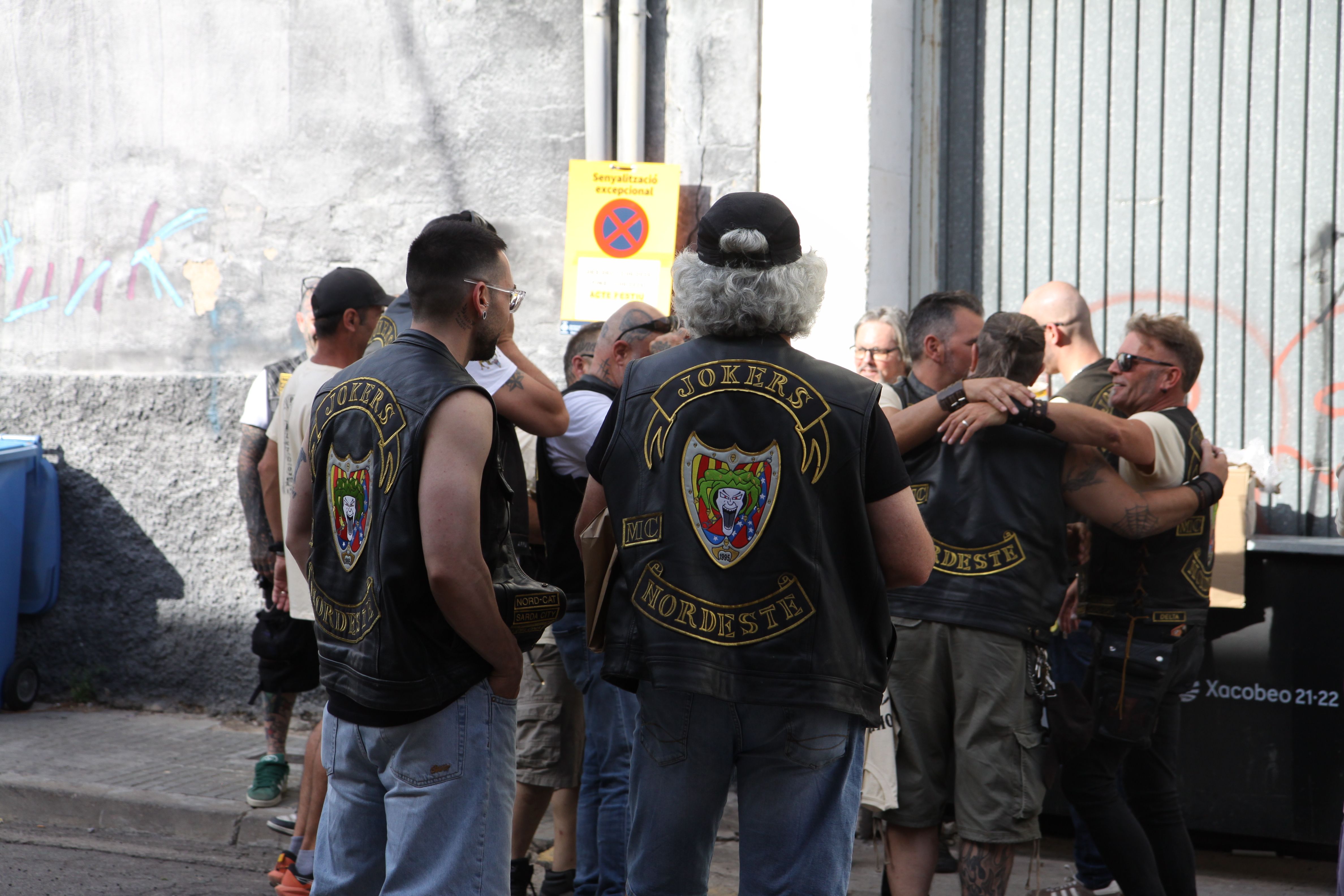 Apreciació de les jaquetes dels Jokers de Cerdanyola. Foto: Laia Jubany