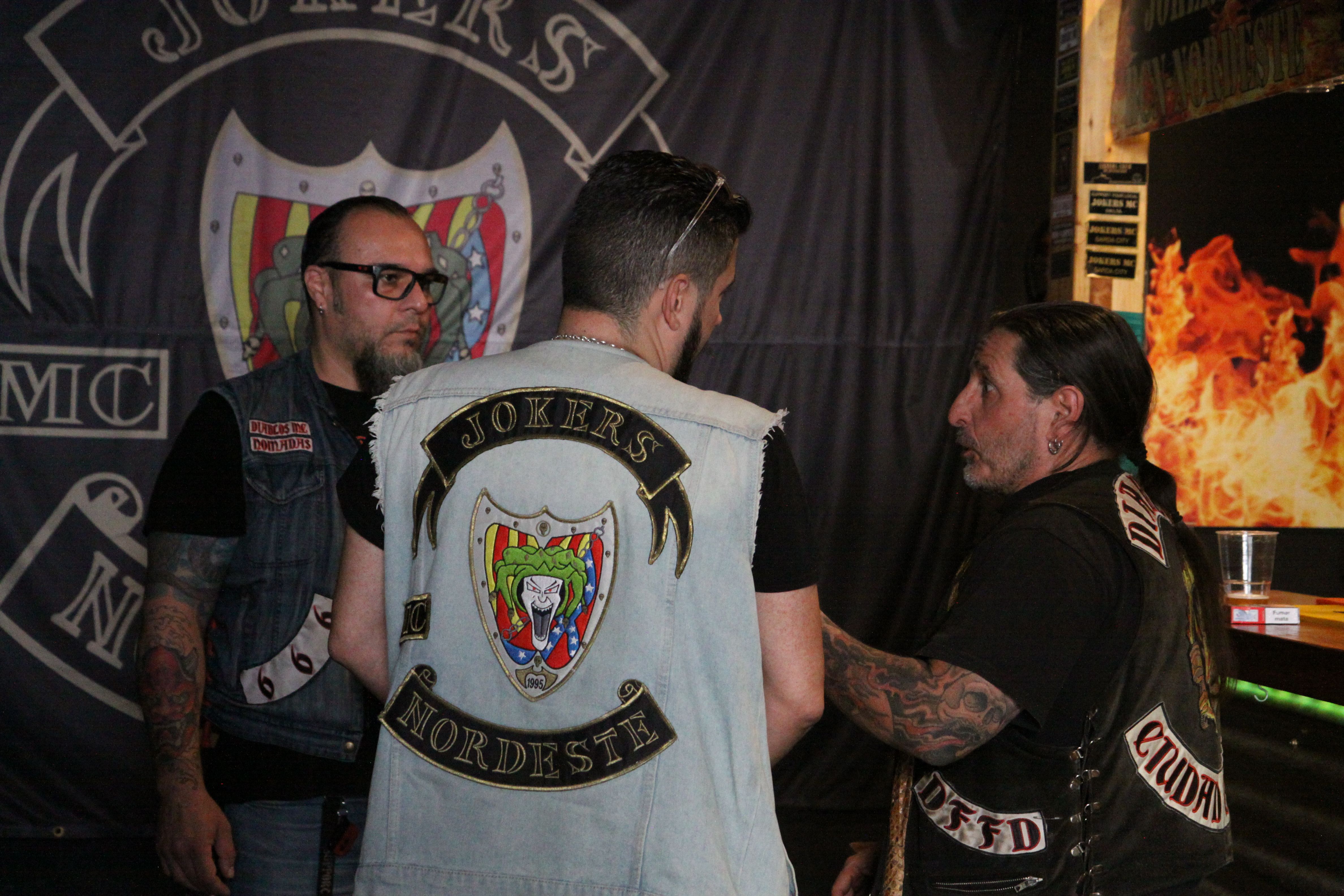 Apreciació de les jaquetes dels Jokers de Cerdanyola. Foto: Laia Jubany