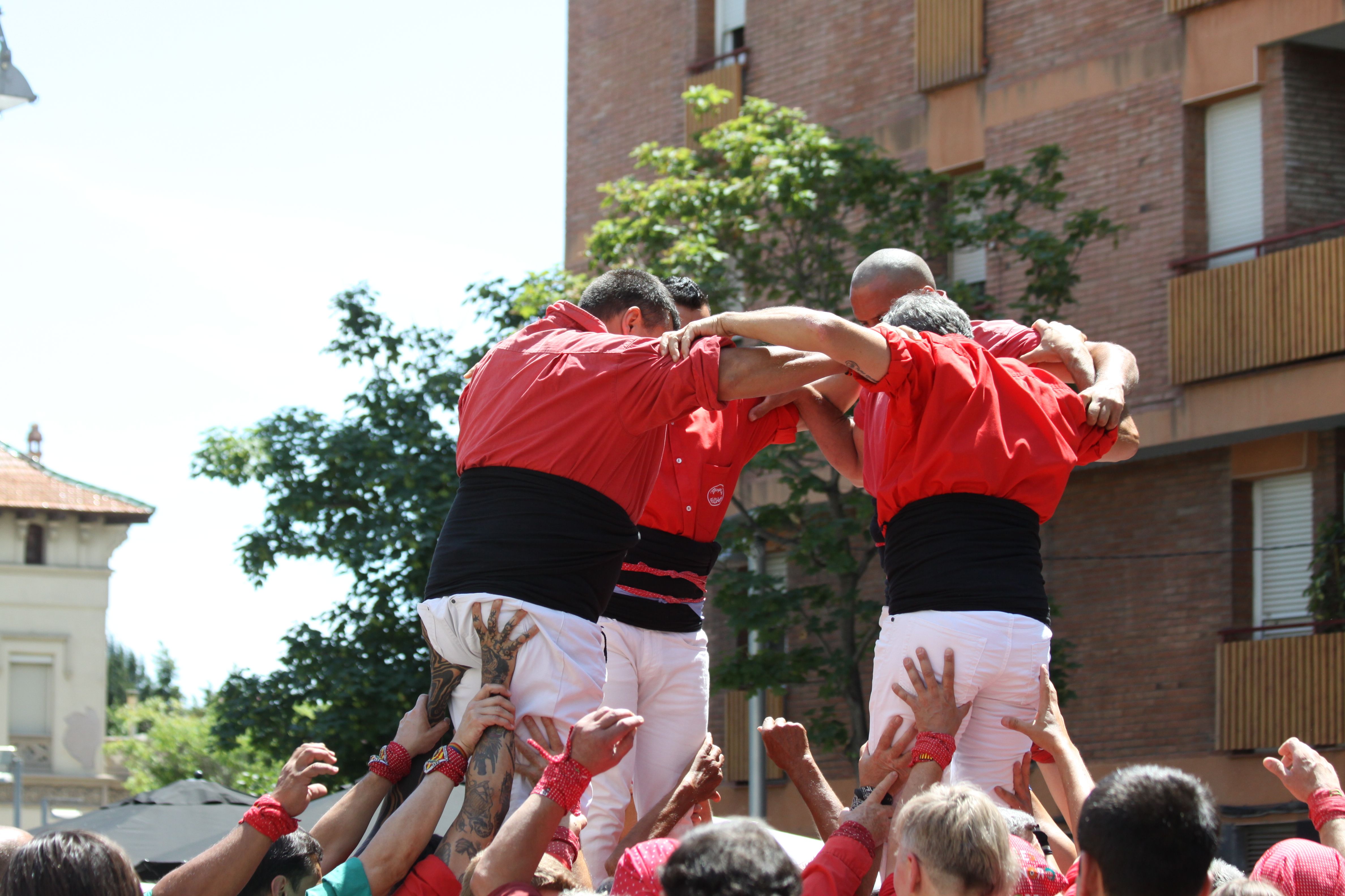 Preparats per suportar gran part del pes del castell. Foto: Laia Jubany
