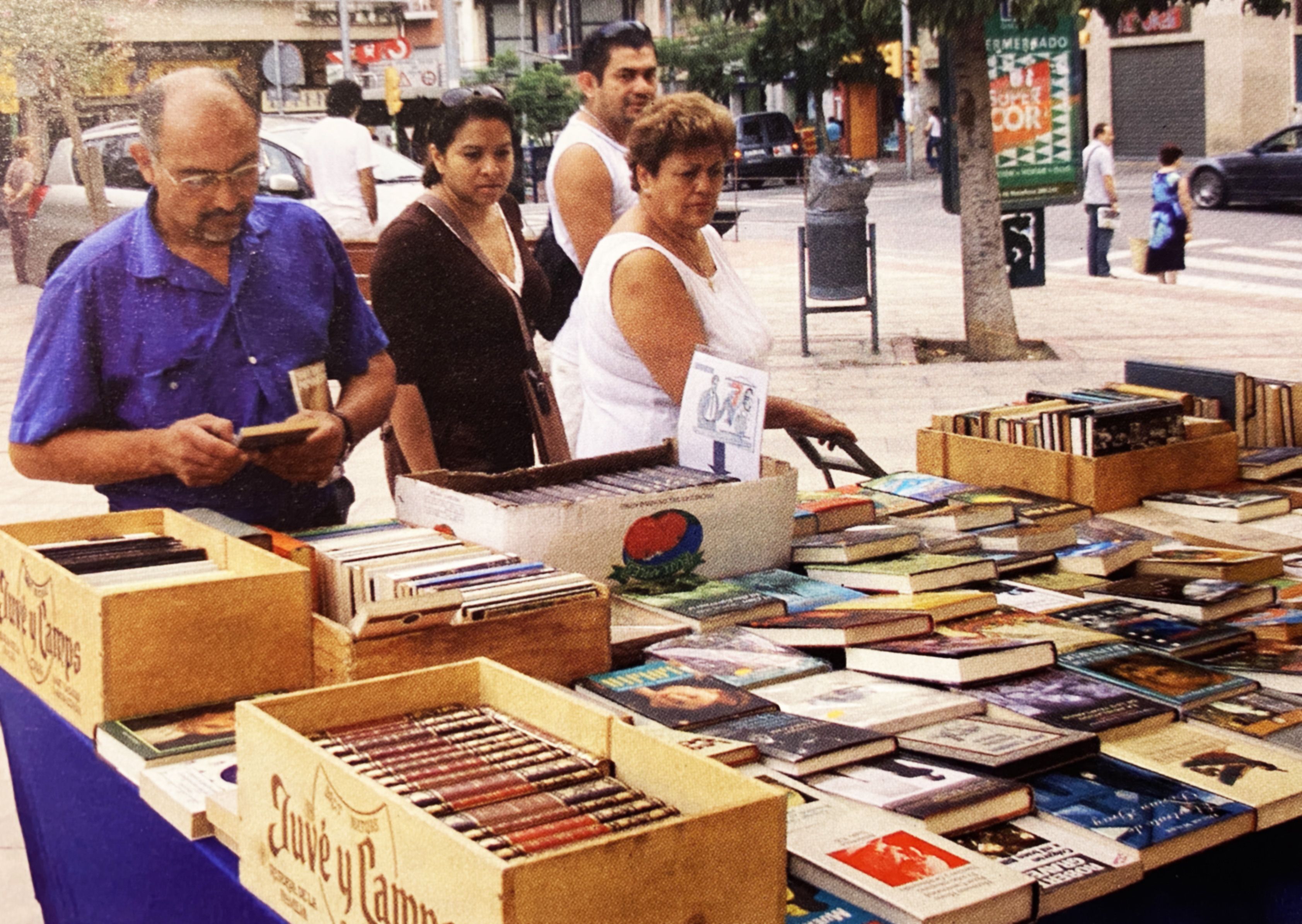 Una parada del mercat d’antiguitats i objectes de segona mà que es feia a Cerdanyola els caps de setmana. FOTO: Arxiu Cerdanyola al dia / 2006