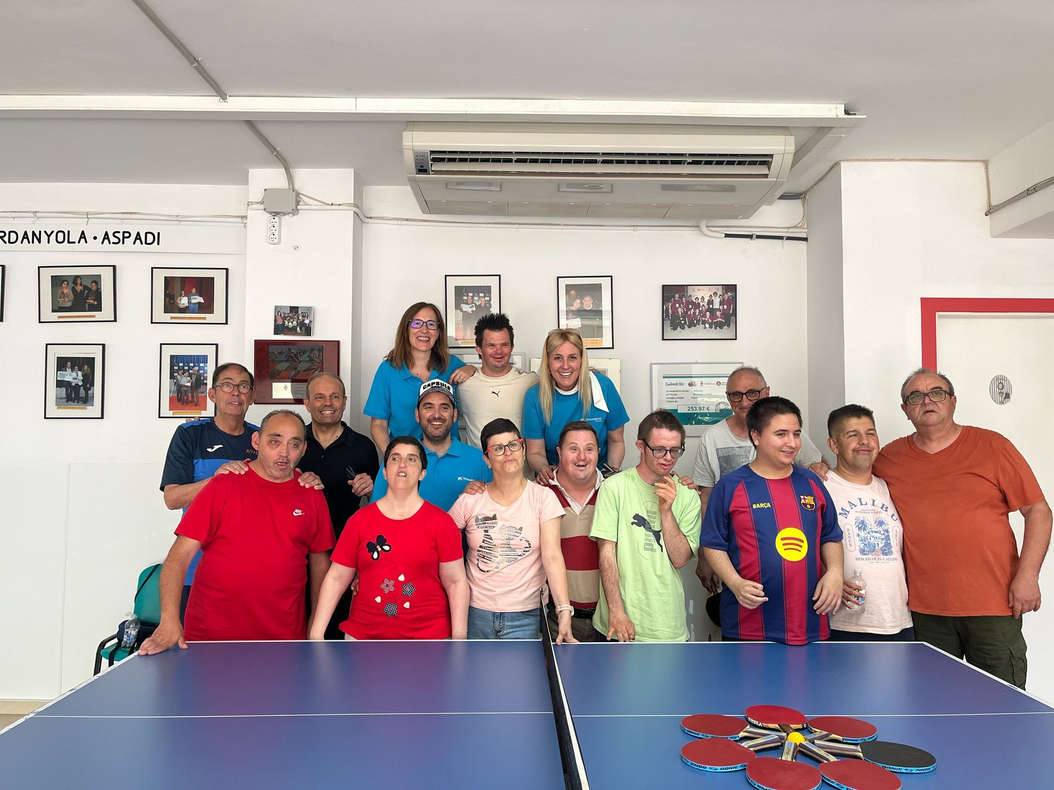 Participants, famílies i voluntariat d’Aspadi al local de l’entitat, un dels espais on es fan activitats de tarda durant la setmana. FOTO: Cedida per Aspadi