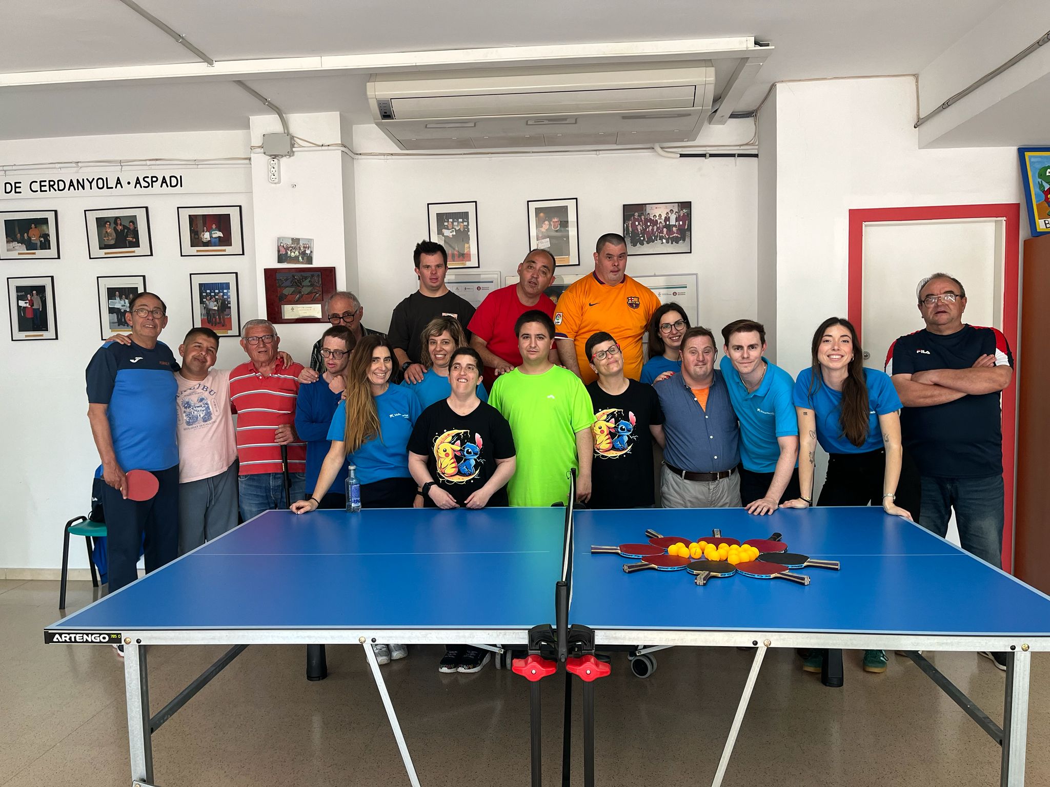 El ping-pong és una de les activitats que Aspadi organitza al seu local del carrer Anselm Clavé. FOTO: Cedida per Aspadi
