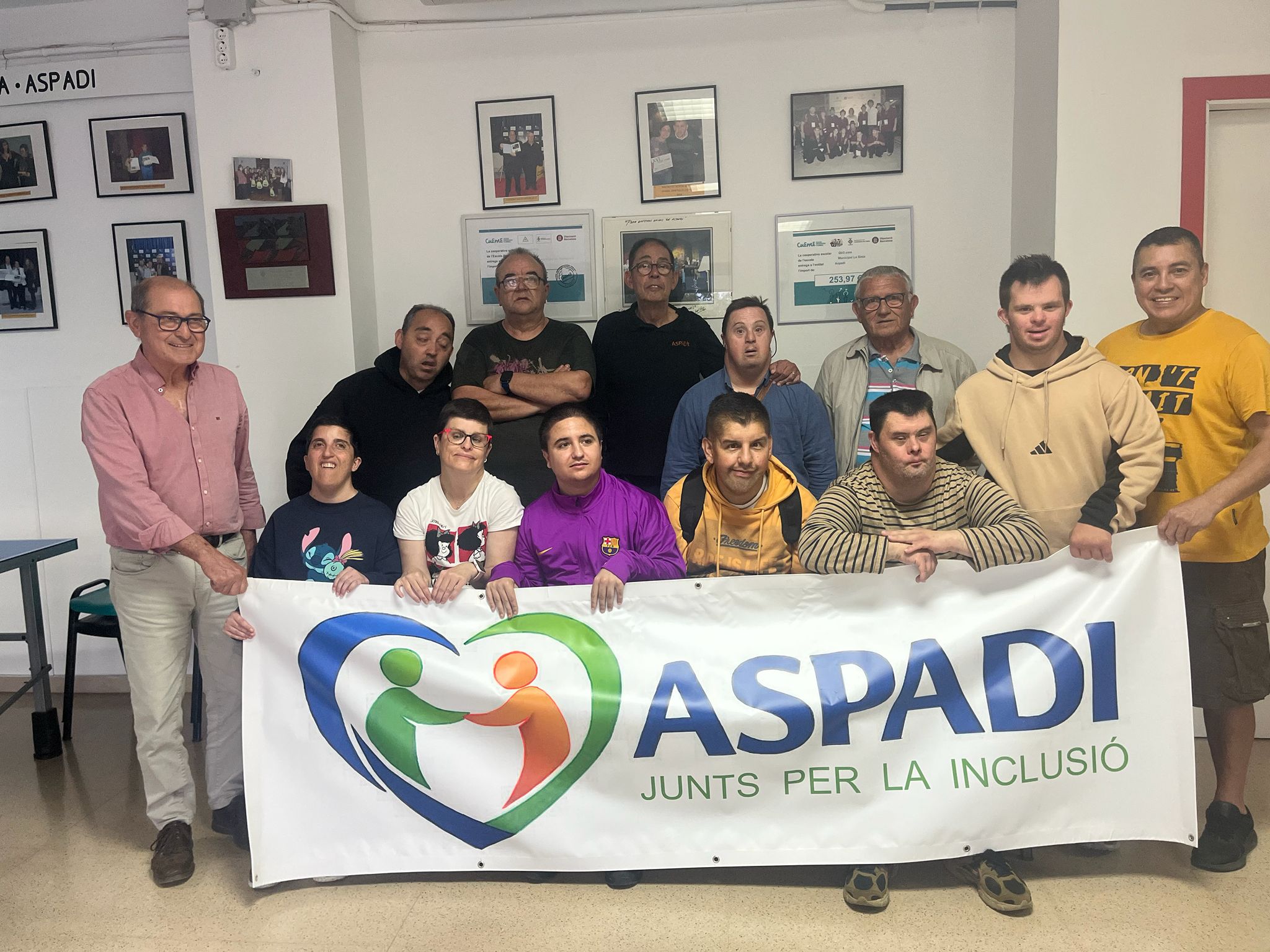Participants i voluntaris d’Aspadi amb la pancarta de l’entitat, que enguany celebra 30 anys d’història. FOTO: Cedida per Aspadi