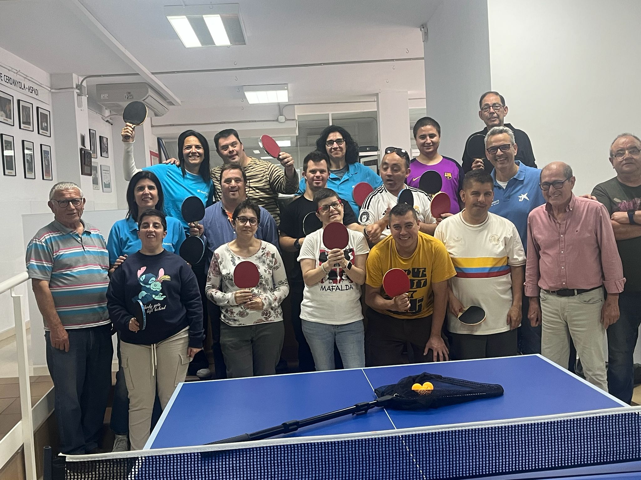 Participants d’Aspadi i voluntariat en una de les activitats de ping-pong al local de l’associació. FOTO: Cedida per Aspadi