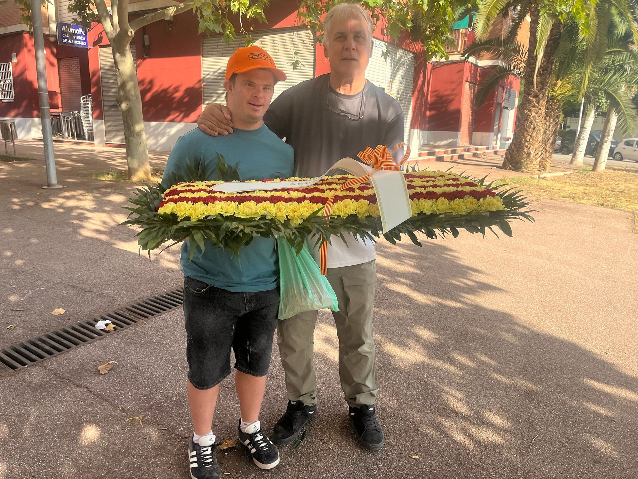 Membres d’Aspadi en l'ofrena floral de l'Onze de setembre, una mostra de la presència de l’entitat en la vida associativa de Cerdanyola. FOTO: Cedida per Aspadi
