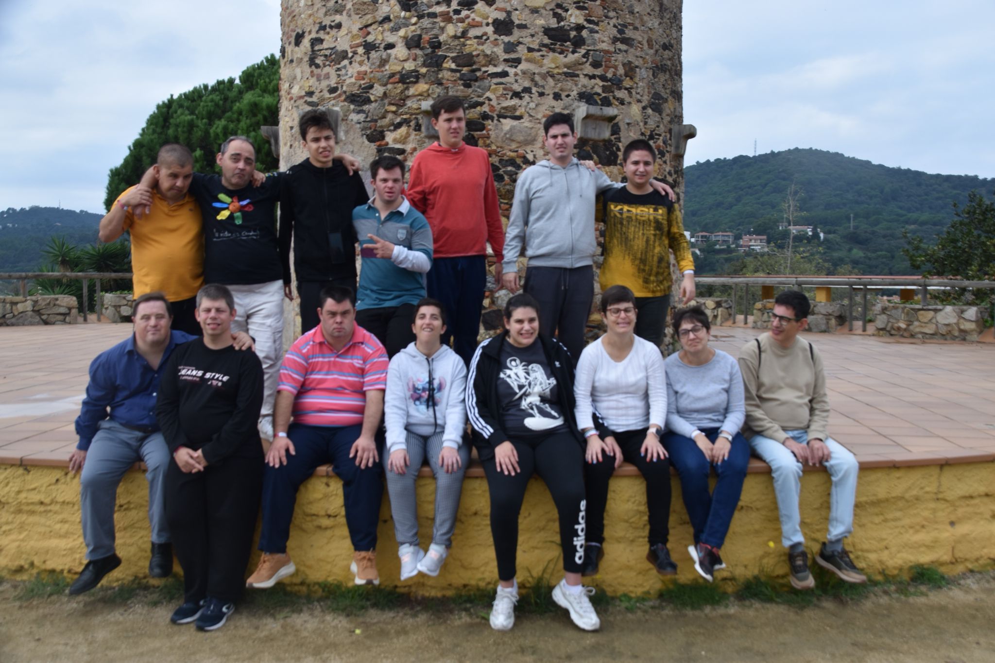 Participants d’Aspadi durant una sortida de lleure, una de les activitats que l’entitat organitza per fomentar l’autonomia i la convivència. FOTO: Cedida per Aspadi