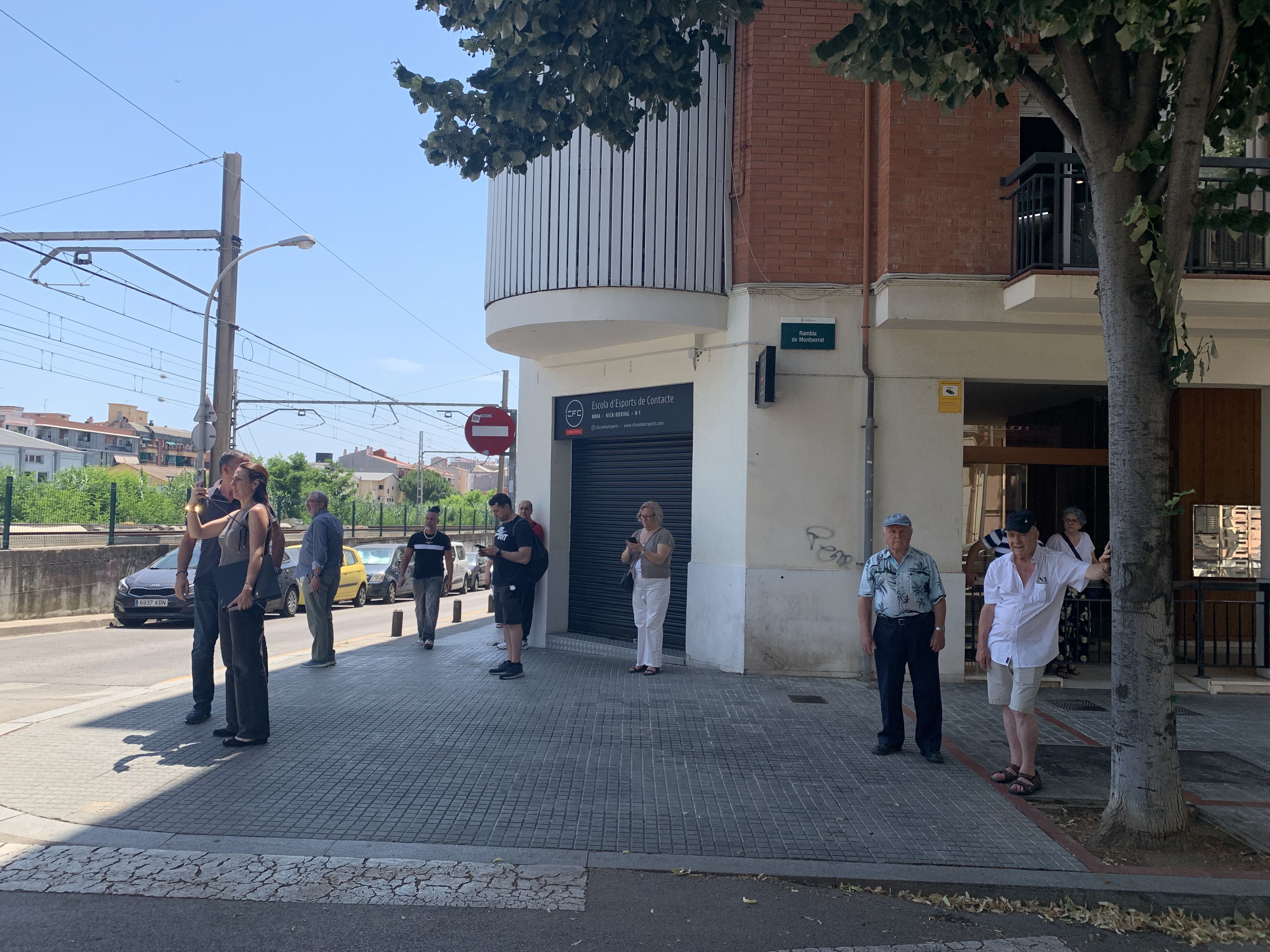 Curiosos i treballadors evacuats al carrer Rambla de Montserrat i a l'aparcament de la Renfe. FOTO: Judit Josa