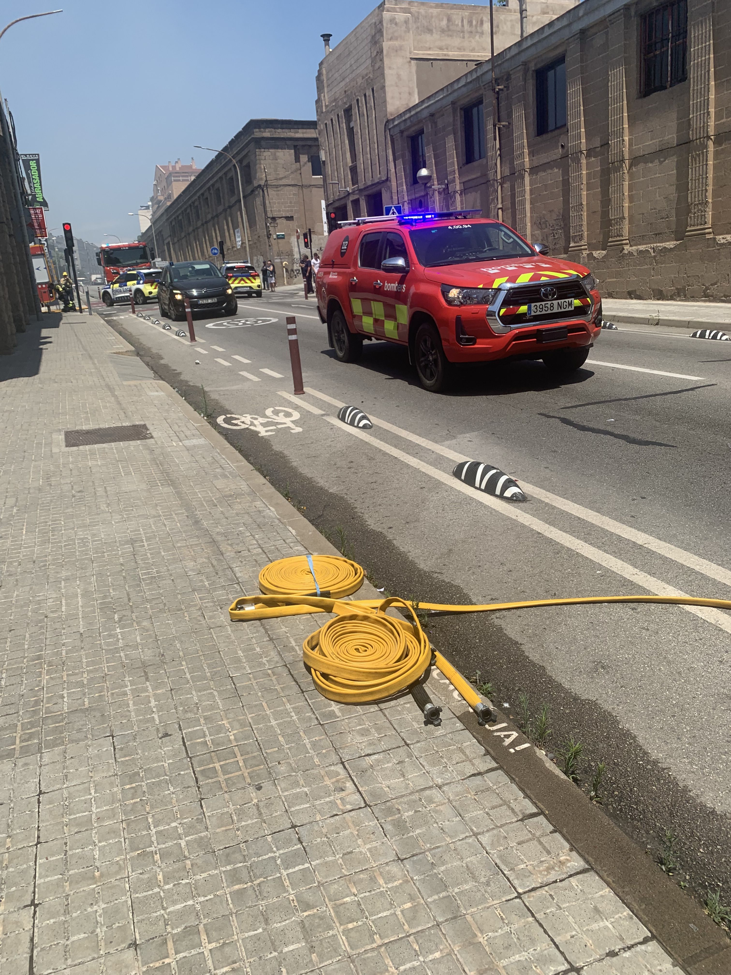 Els Bombers han desplegat mànegues a la carretera de Barcelona per apagar l’incendi. FOTO: Judit Josa