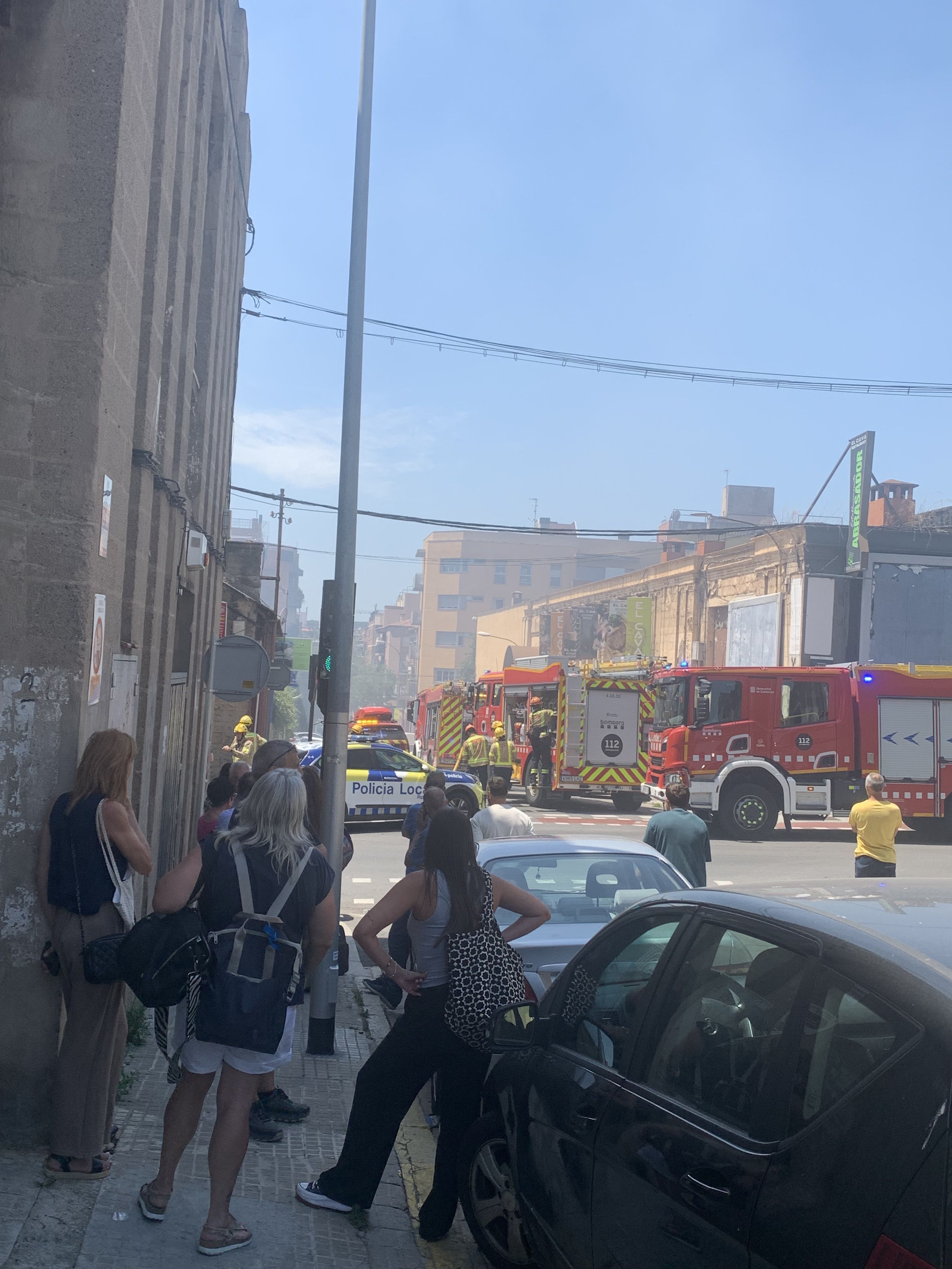 Bombers, Mossos d'Esquadra i Policia Local han treballat a la zona mentre veïns i treballadors seguien l’evolució del foc. FOTO: Judit Josa