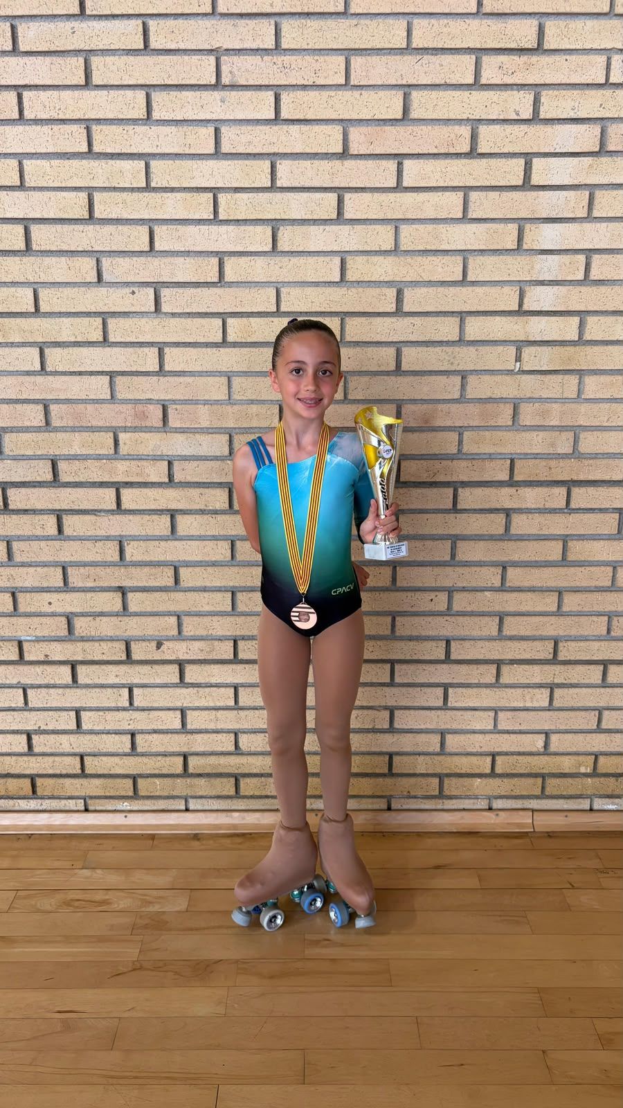 Vega Martínez amb la copa de la tercera posició. Foto: CPACV