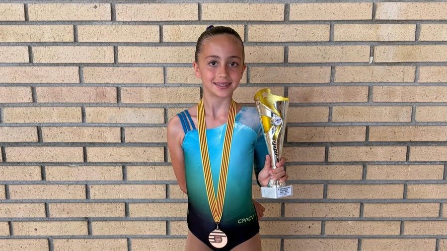 Vega Martínez amb la copa de la tercera posició. Foto: CPACV