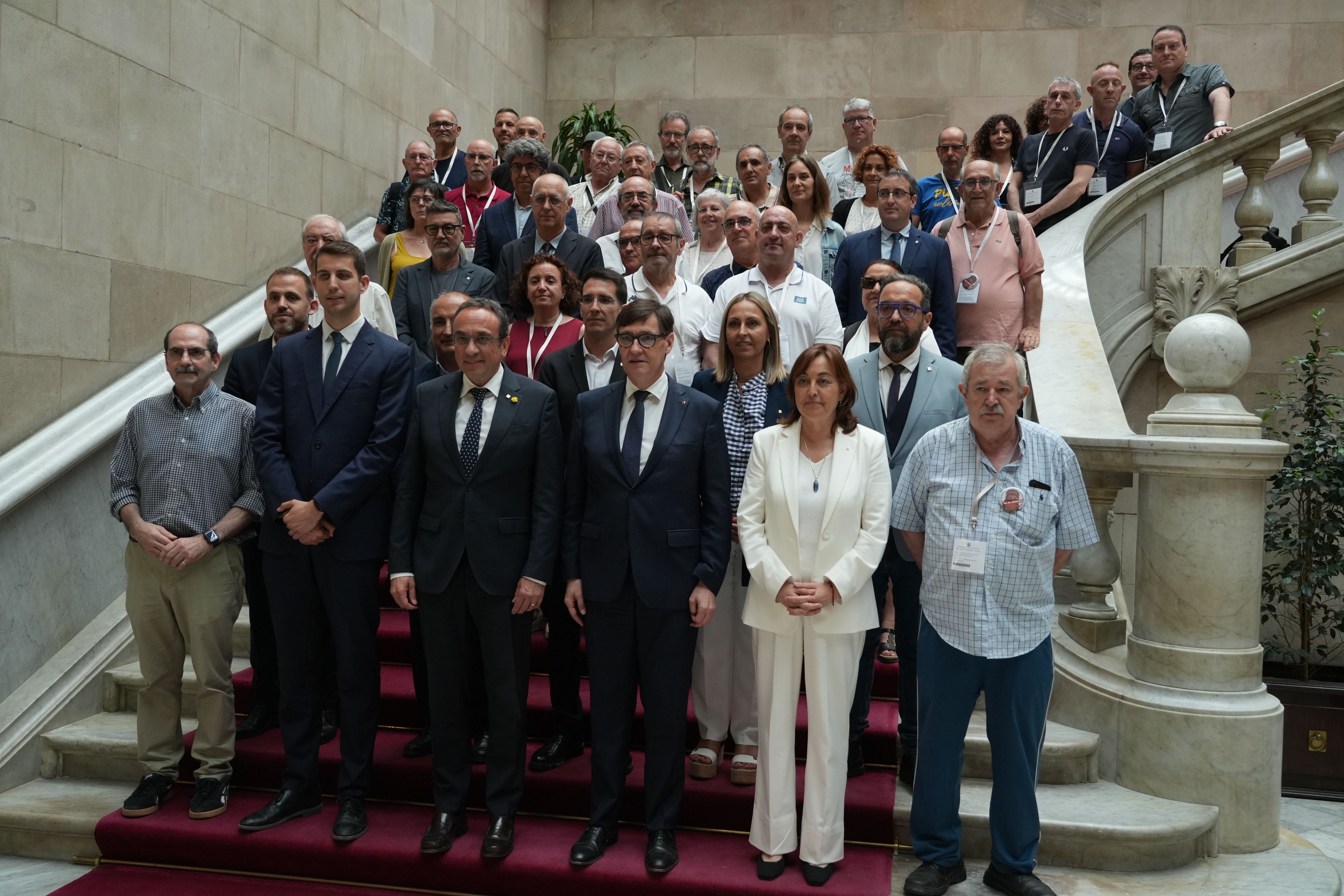 Afectats per l'amiant després de la votació al Parlament, amb el Govern i, entre altres, l'alcalde Carlos Cordón i el diputat i regidor David González,  FOTO: Rafa Garrido (ANC))