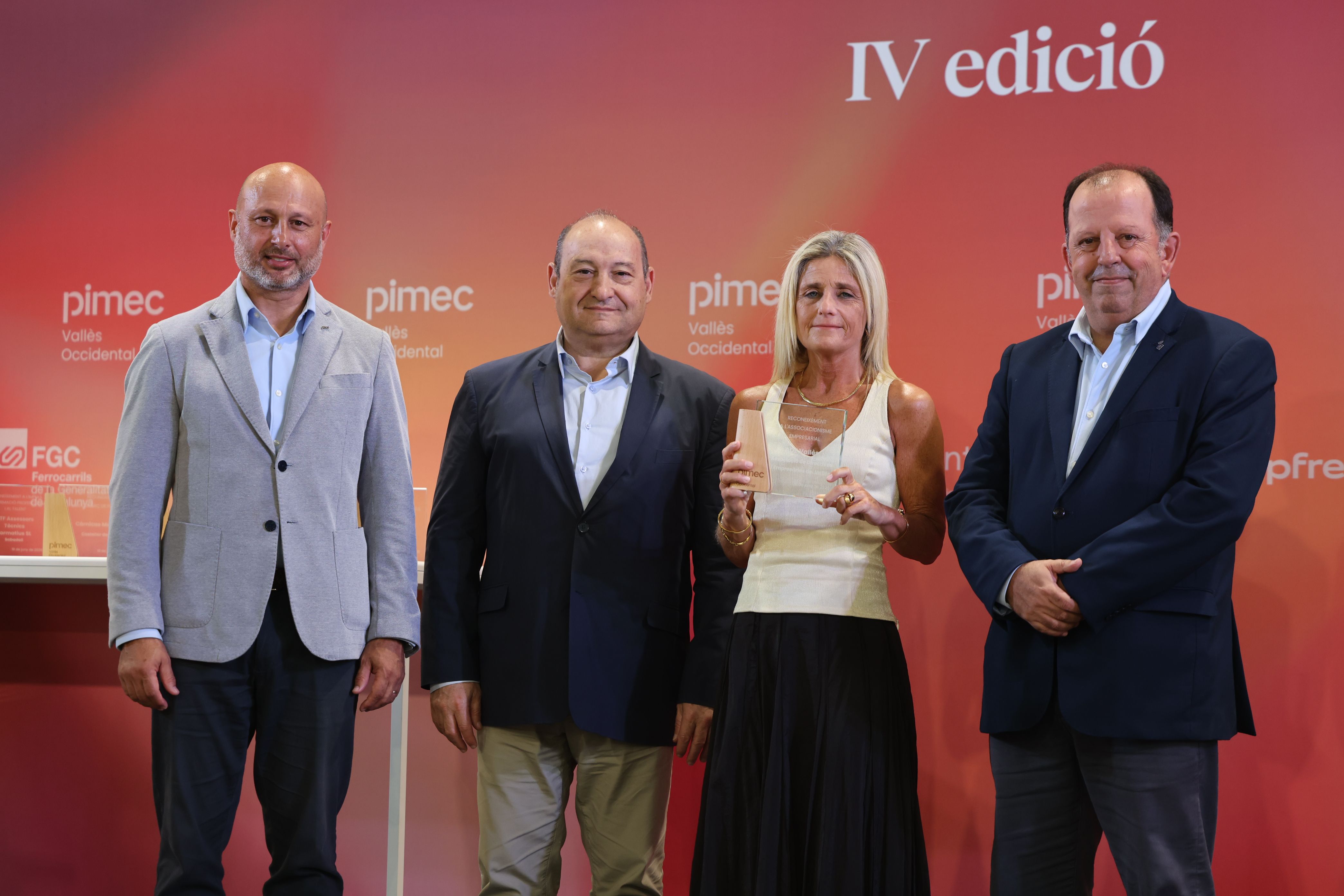 La presidenta d’ADE Vallès, Cristina Arróniz, recull el Reconeixement a l’Associacionisme Empresarial als guardons de Pimec Vallès Occidental. FOTO: Pimec