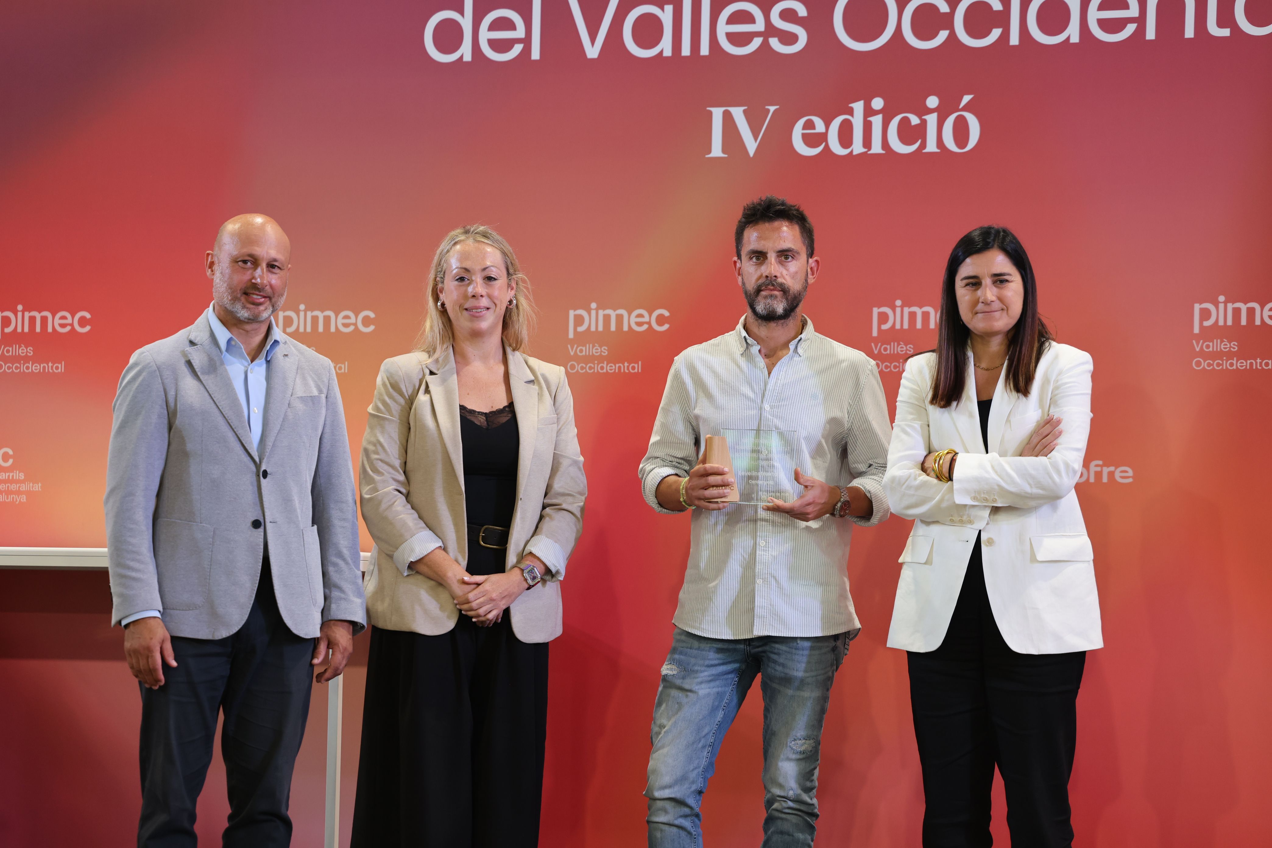La regidora Cristina Padilla, amb representants de LevelInstrukta, empresa de Cerdanyola reconeguda per Pimec Vallès Occidental. FOTO: Pimec