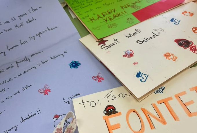 Cartes i dibuixos d’alumnes en una activitat d’aprenentatge de l’anglès. FOTO: Ajuntament de Cerdanyola
