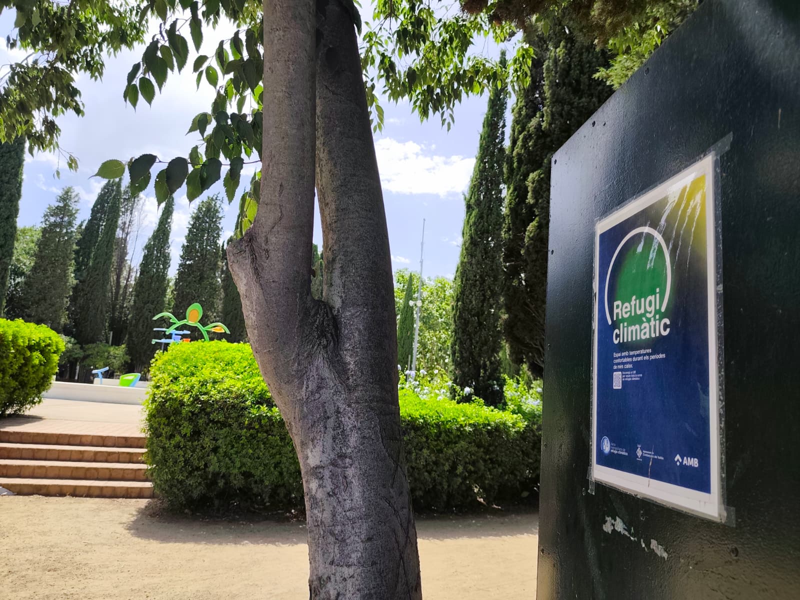 Entrada del Parc de Cordelles, senyalitzat com a refugi climàtic. FOTO: Judit Josa