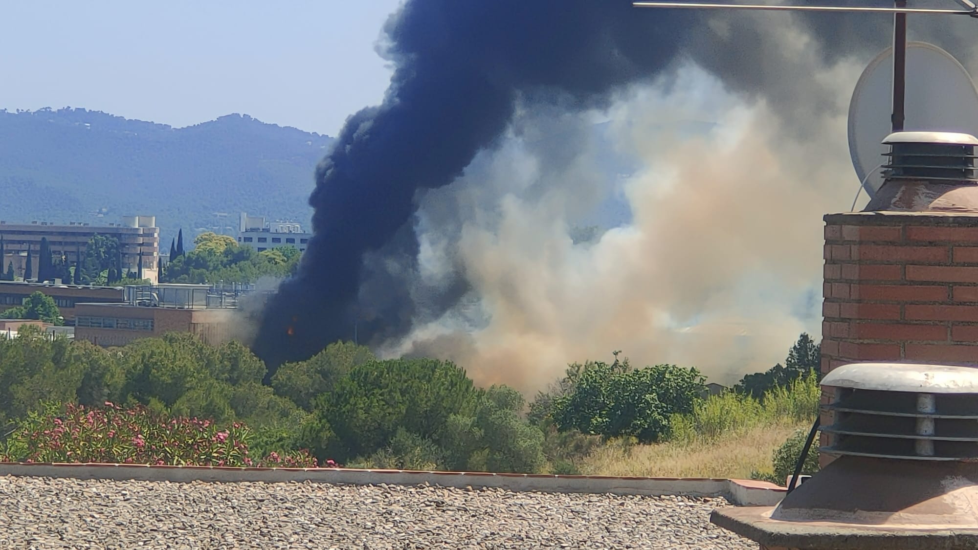 Una columna de fum s’aixeca a l’entorn de l’IRTA-CReSA durant l’incendi de dimecres. FOTO: Bellaterra diari