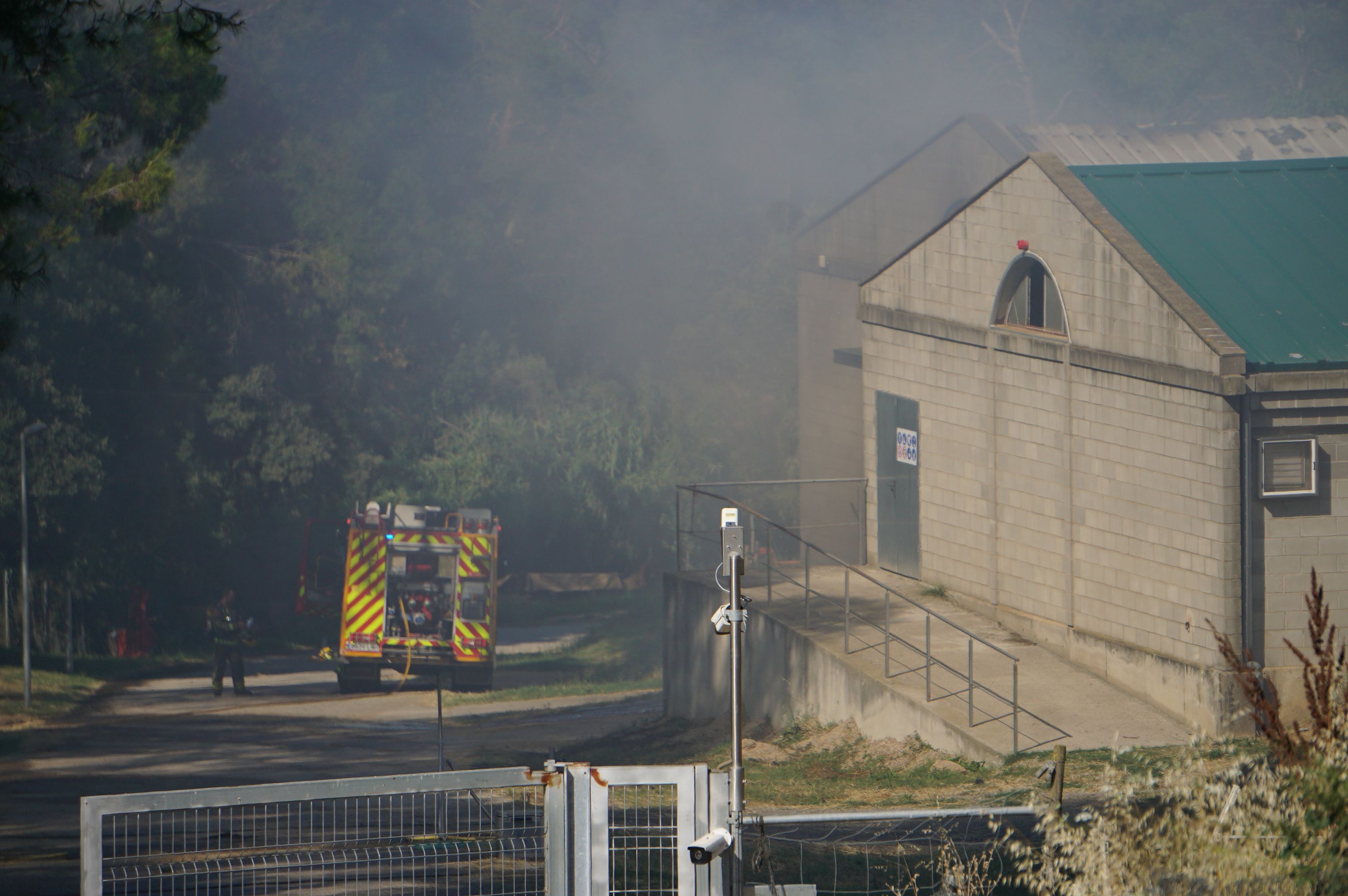 Un vehicle dels Bombers durant les tasques d’extinció de l’incendi a l’IRTA-CReSA. FOTO: Bellaterra Diari