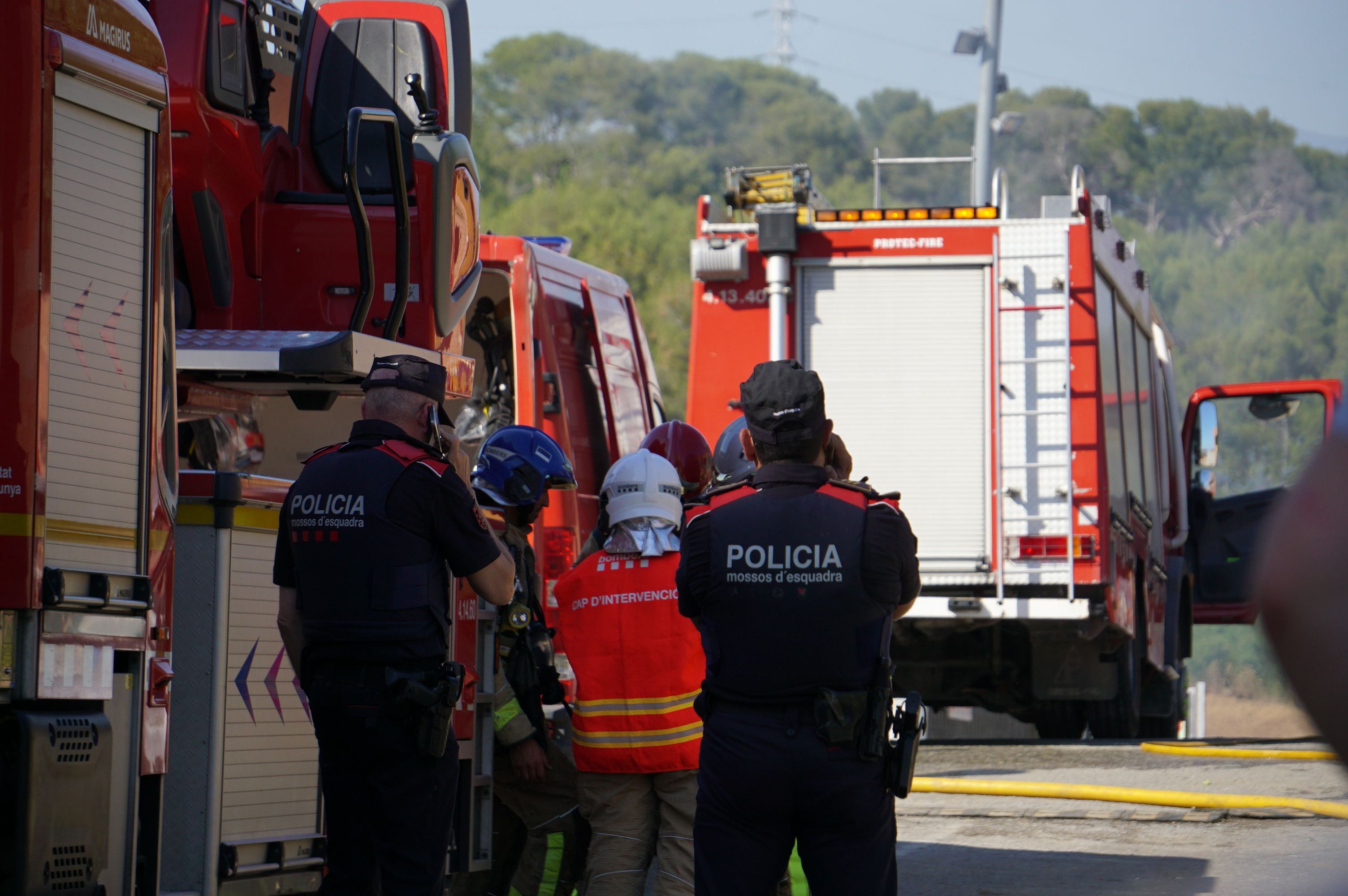 Efectius dels Bombers i dels Mossos d’Esquadra durant el dispositiu per extingir l’incendi de l’IRTA-CReSA, al campus de la UAB. FOTO: Bellaterra Diari