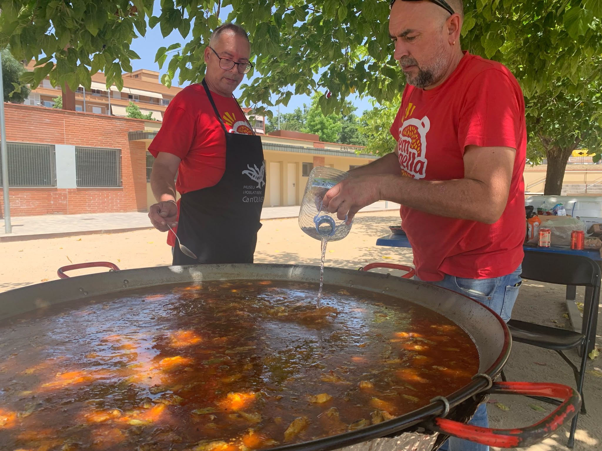 Preparació de la paella popular de la festa major de Can Xarau. FOTO: Judit Josa