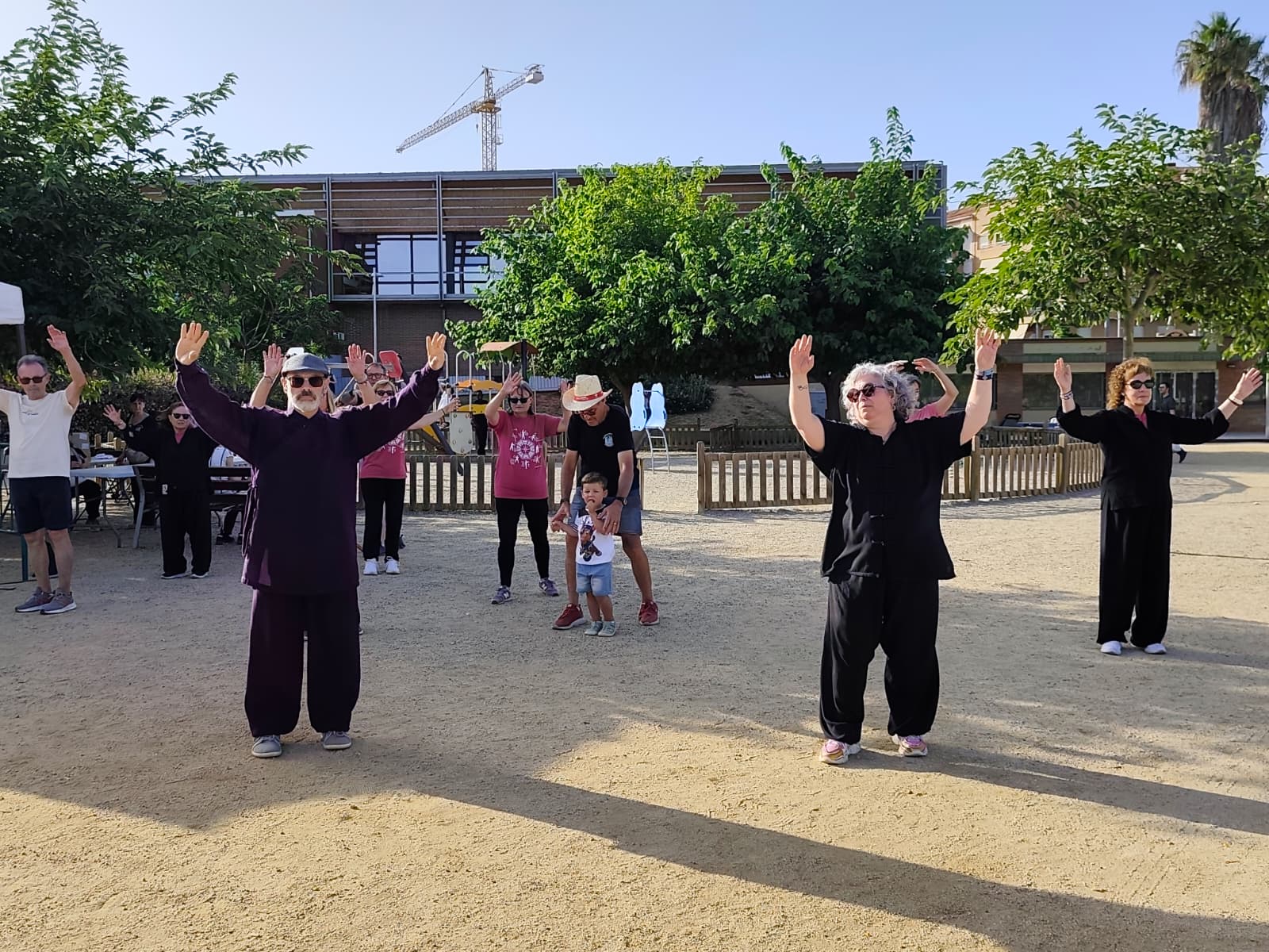 El taitxí, una de les activitats de la festa impregna de serenor el Parc de Can Xarau. FOTO: Judit Josa