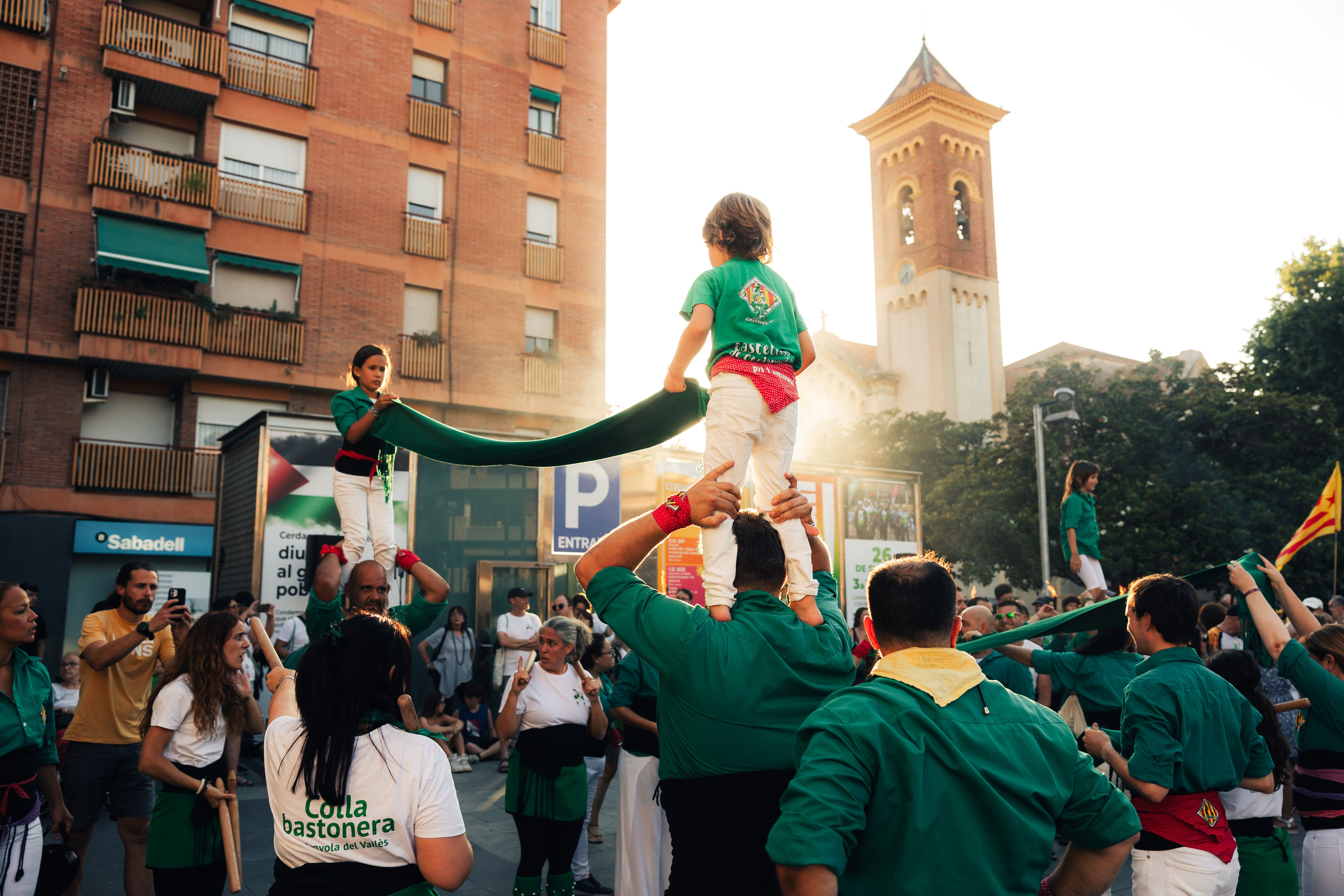 Els Castellers de Cerdanyola participen en la recepció de la Flama. FOTO: Arnau Padilla.