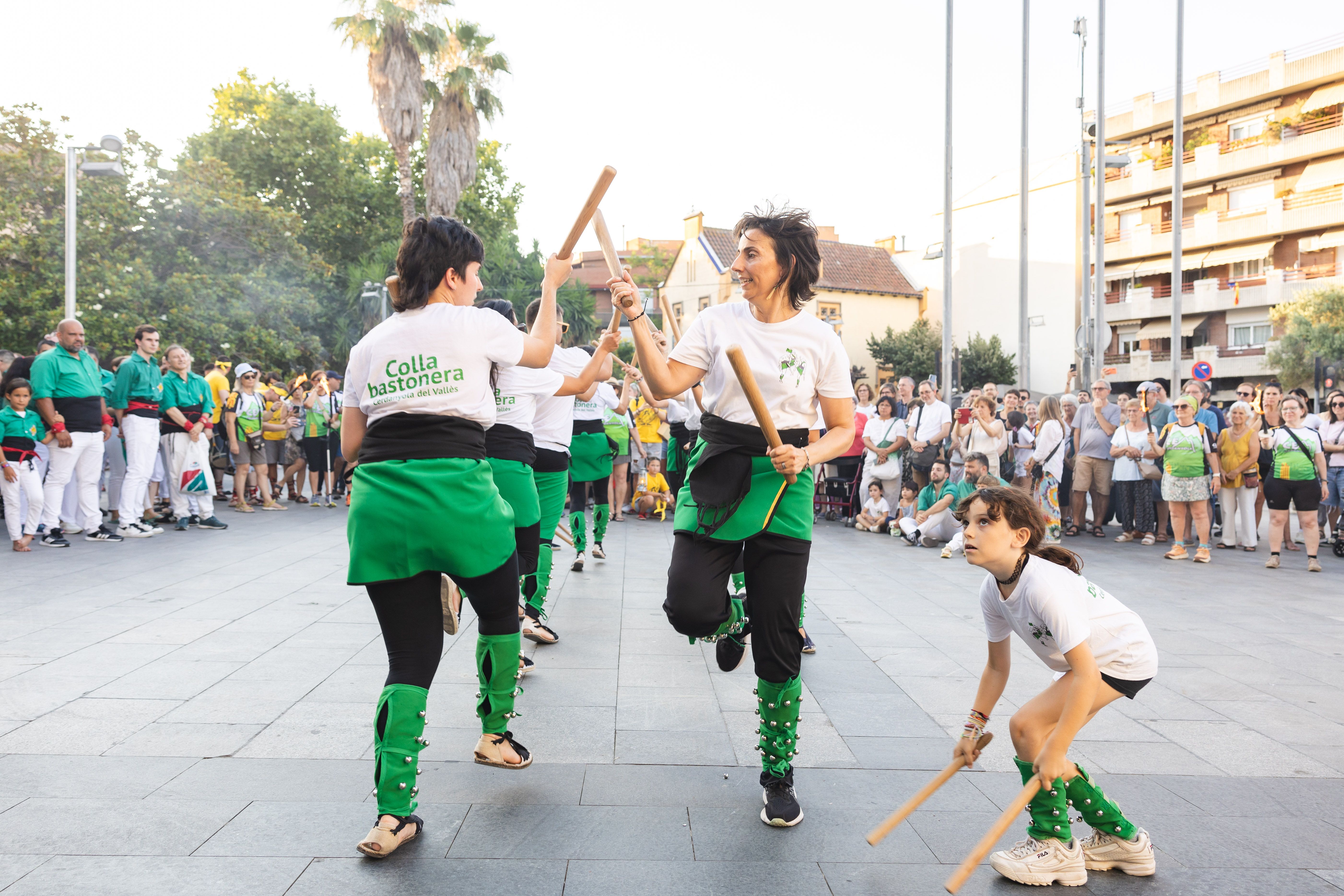 Petits i grans comparteixen el ball de bastons davant de l’Ajuntament. FOTO: Arnau Padilla.