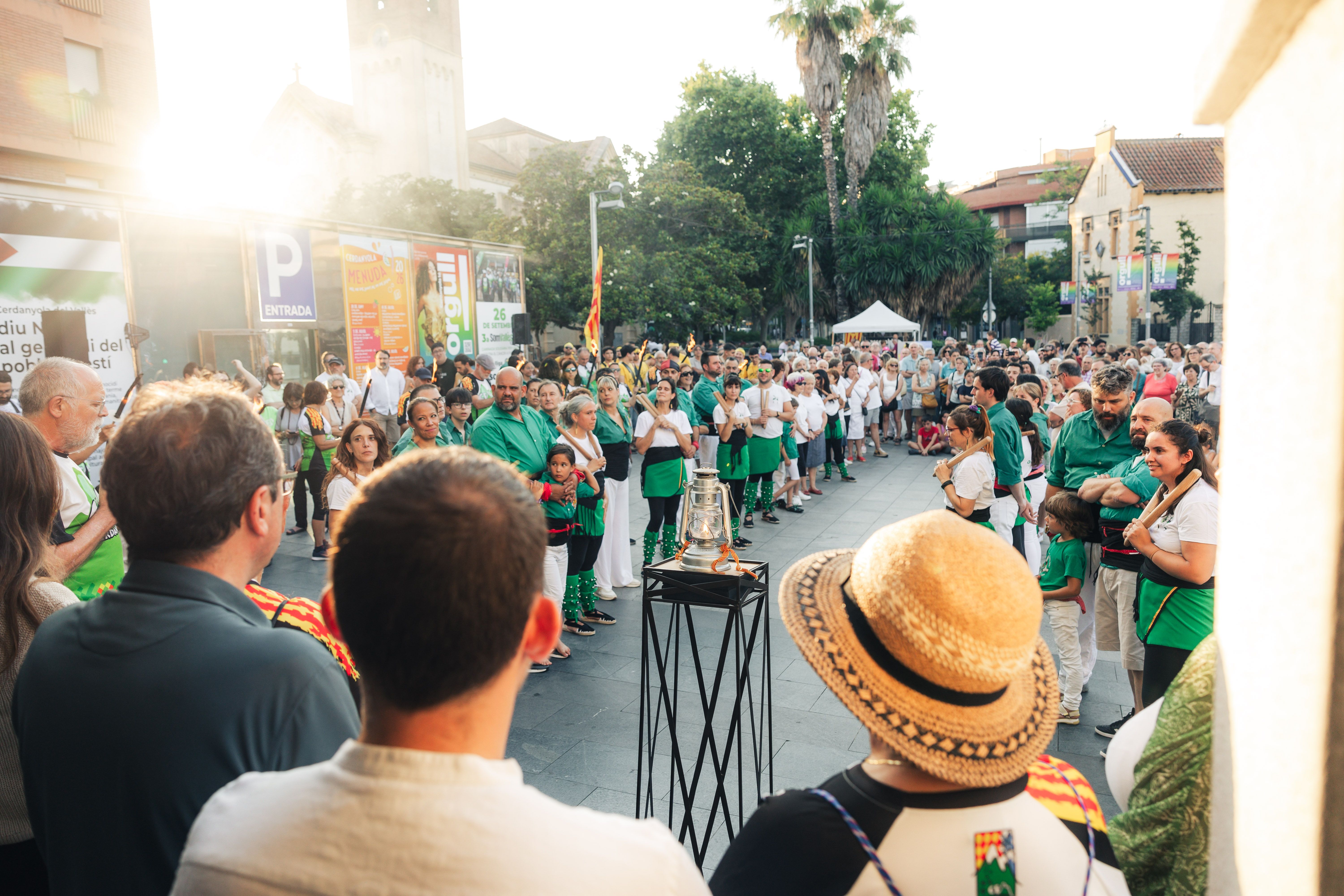 La plaça de Francesc Layret s’omple per donar la benvinguda a la Flama. FOTO: Arnau Padilla.