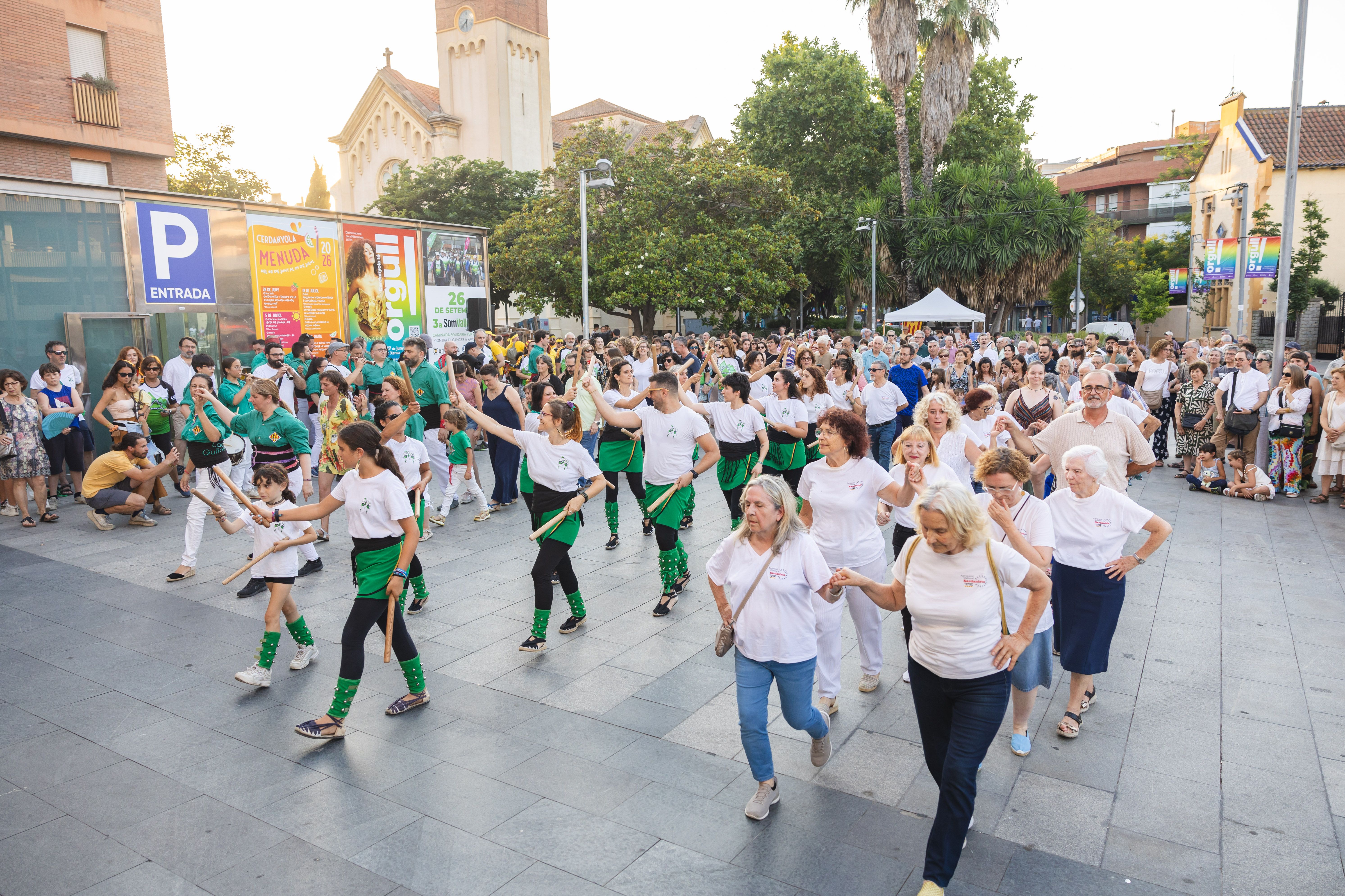 Bastoner, sardanistes i tothom que s'hi ha volgut afegir comparteixen la plaça durant la ballada de la Polca d'Ours. FOTO: Arnau Padilla.