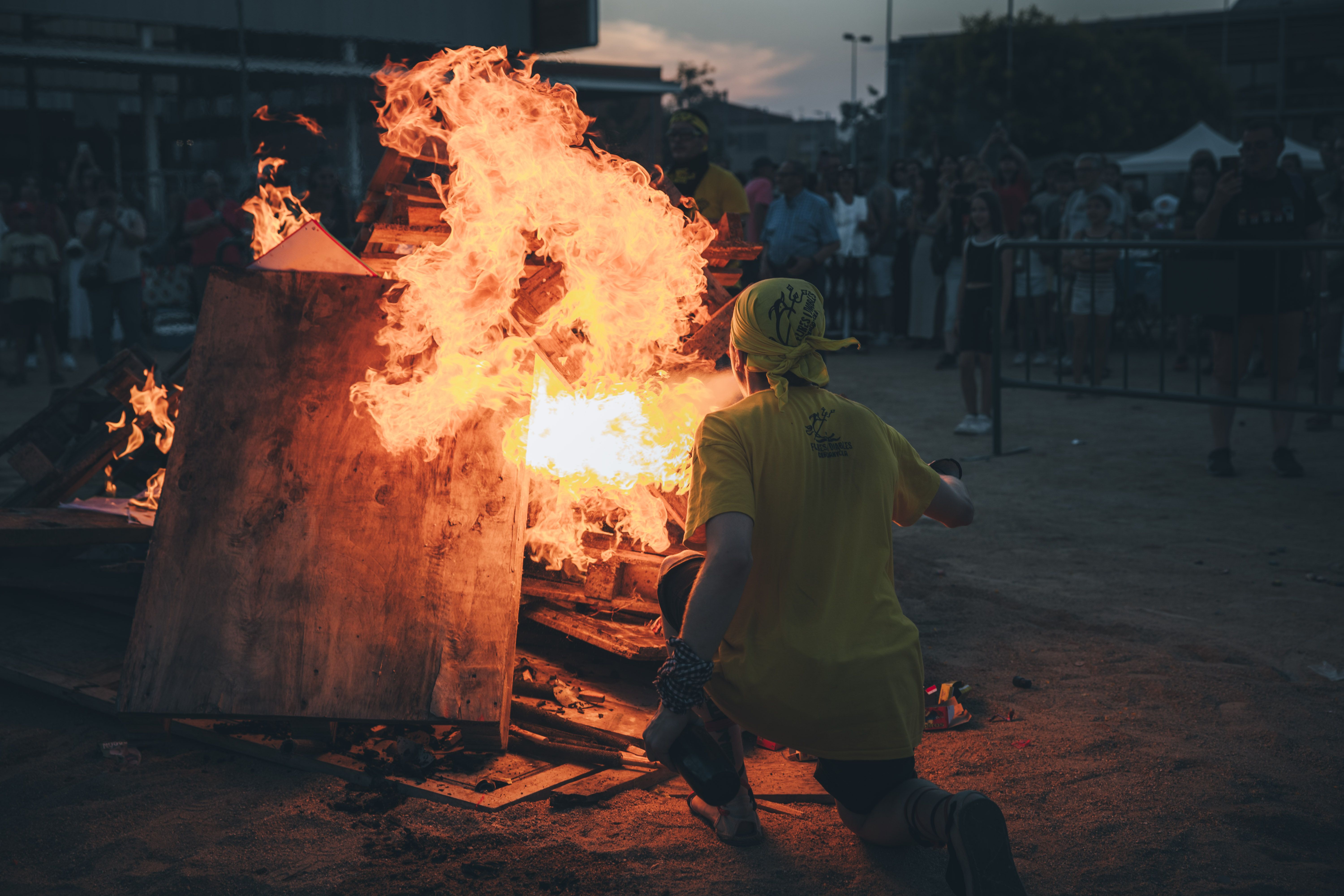 Les flames comencen a consumir la foguera del parc Xarau. FOTO: Arnau Padilla.