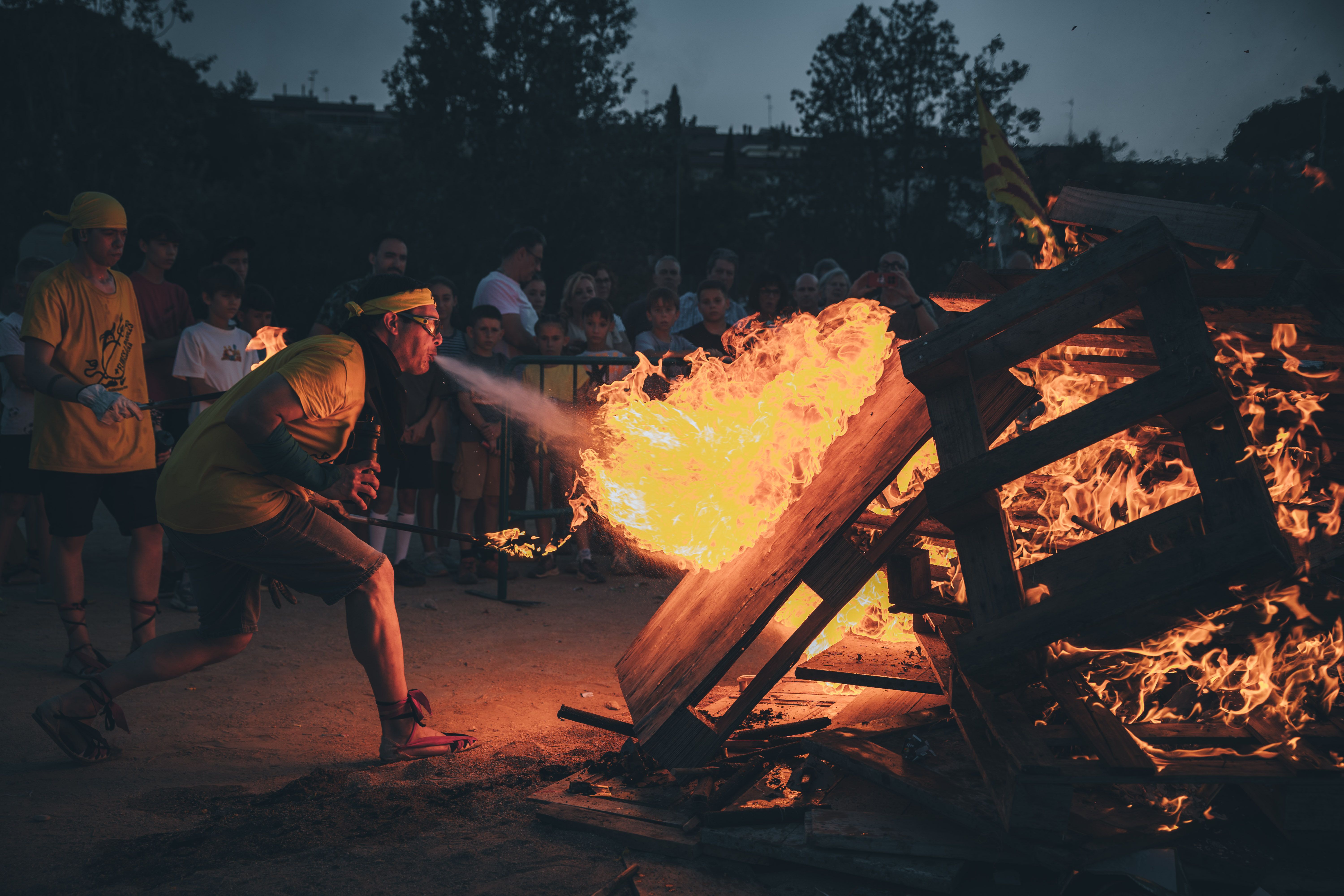 Les flames comencen a consumir la foguera del parc Xarau. FOTO: Arnau Padilla.