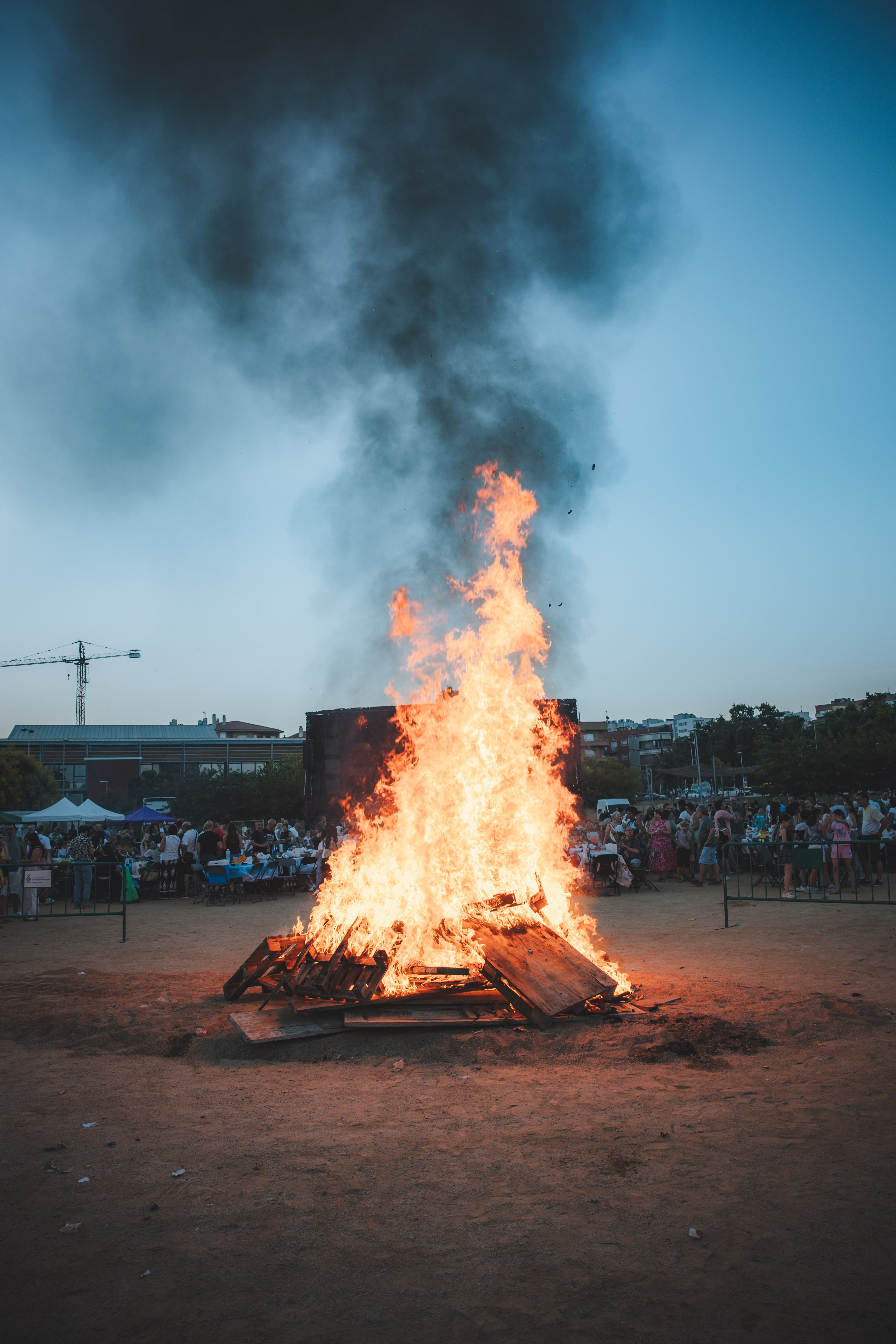 La foguera de Sant Joan crema amb força al parc Xarau. FOTO: Arnau Padilla.