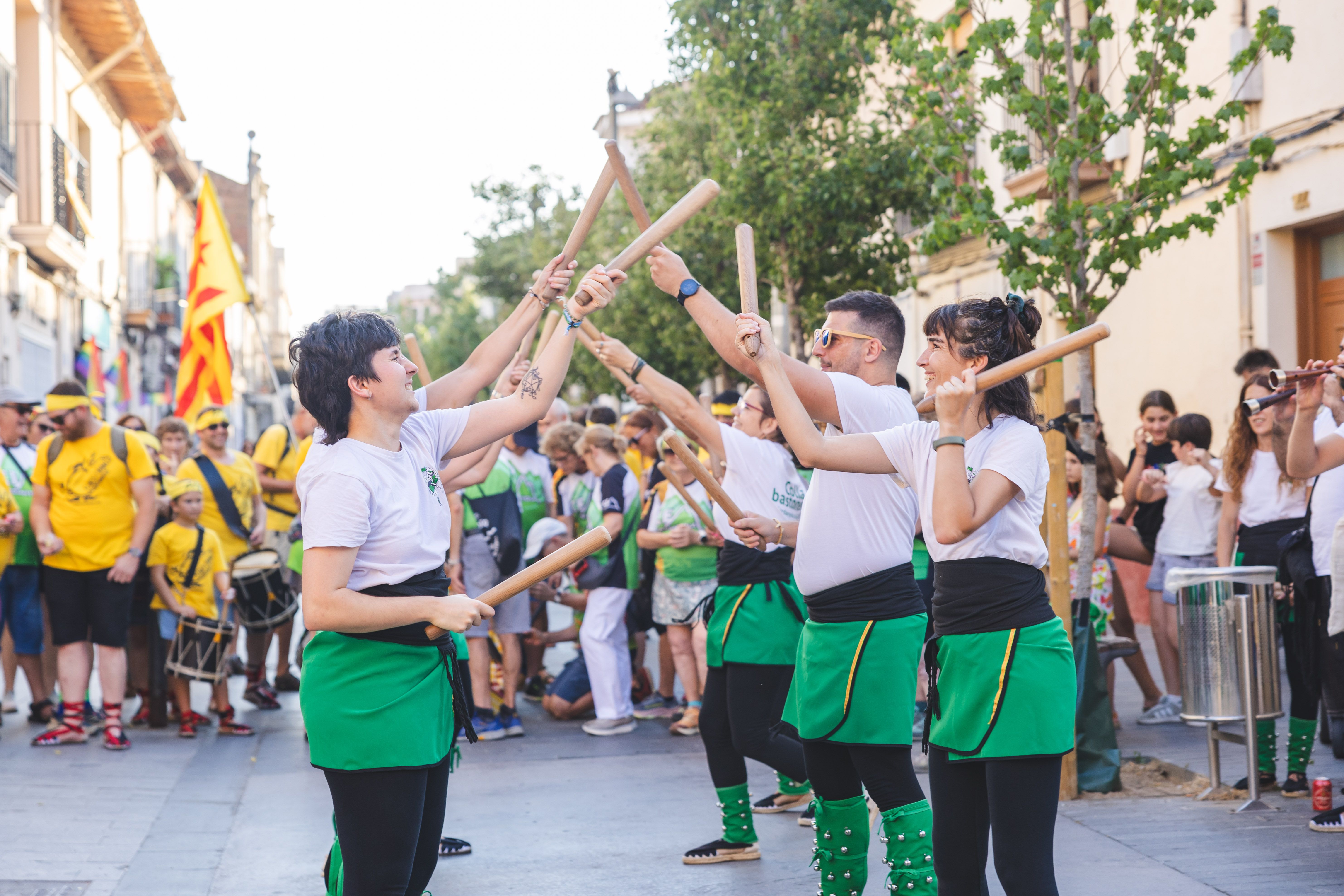 Una ballada de bastons acompanya el pas de la Flama. FOTO: Arnau Padilla.