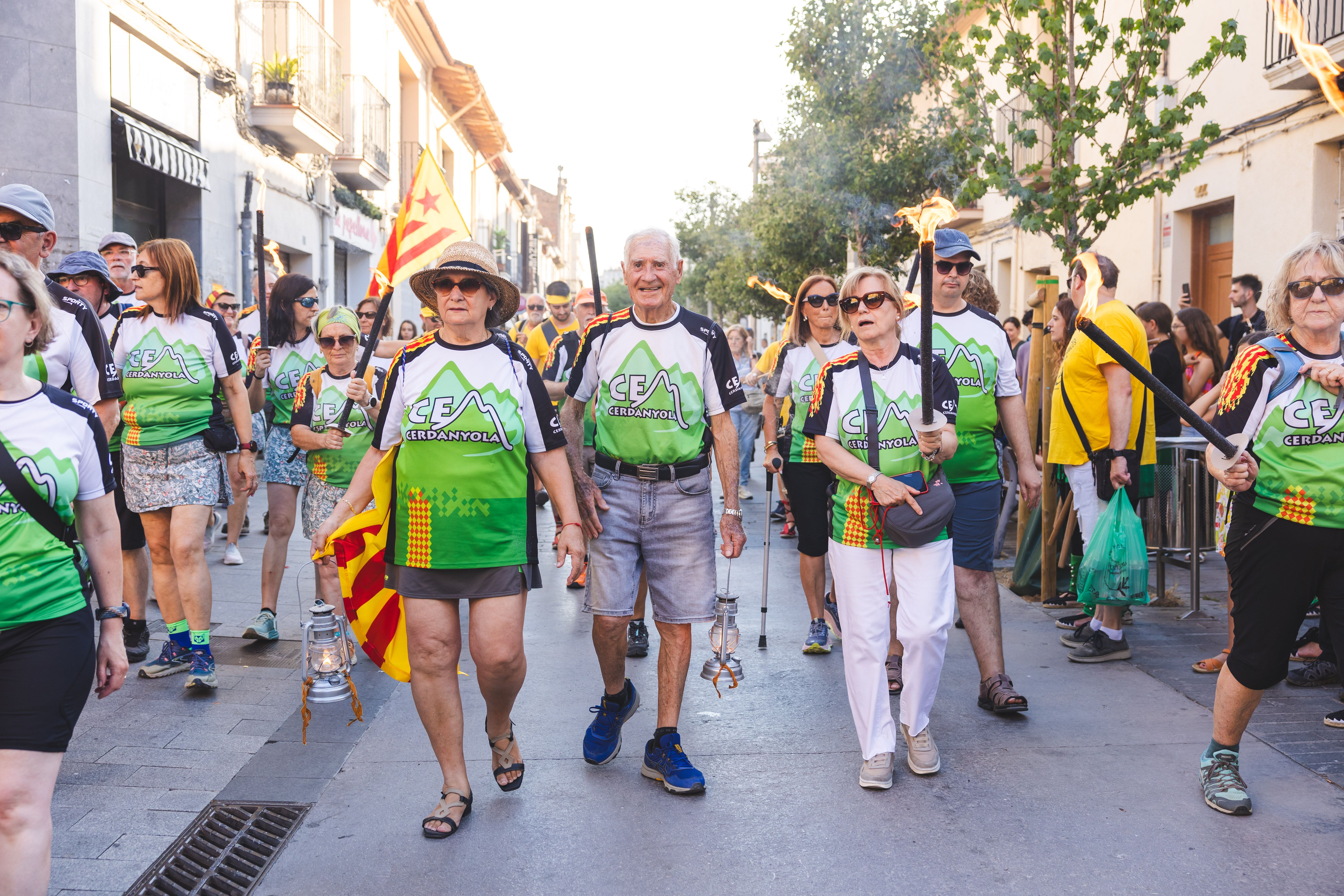 Els portadors encapçalen la comitiva pels carrers del centre. FOTO: Arnau Padilla.