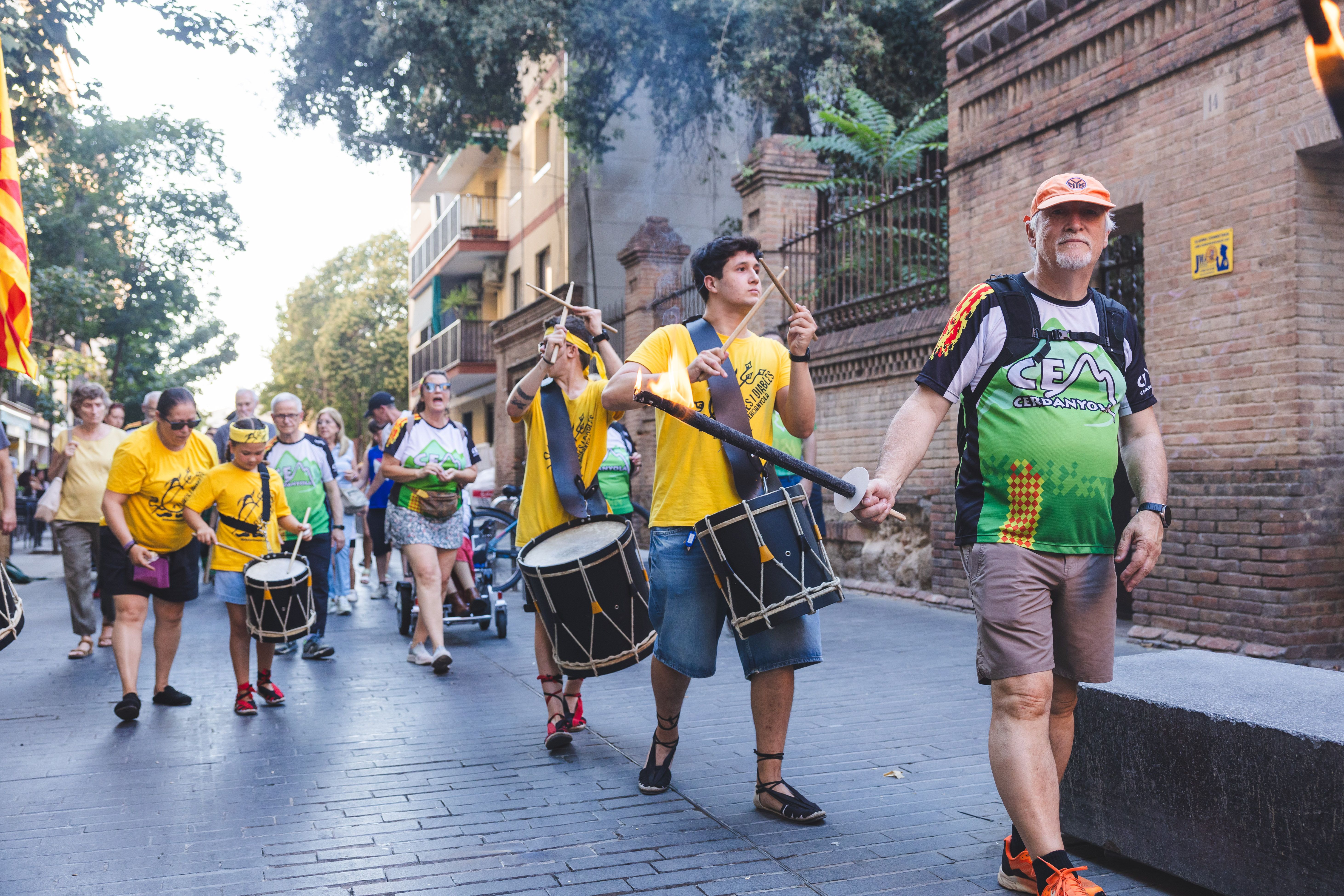 La Flama obre pas a la cercavila, acompanyada pel ritme dels tabals. FOTO: Arnau Padilla.