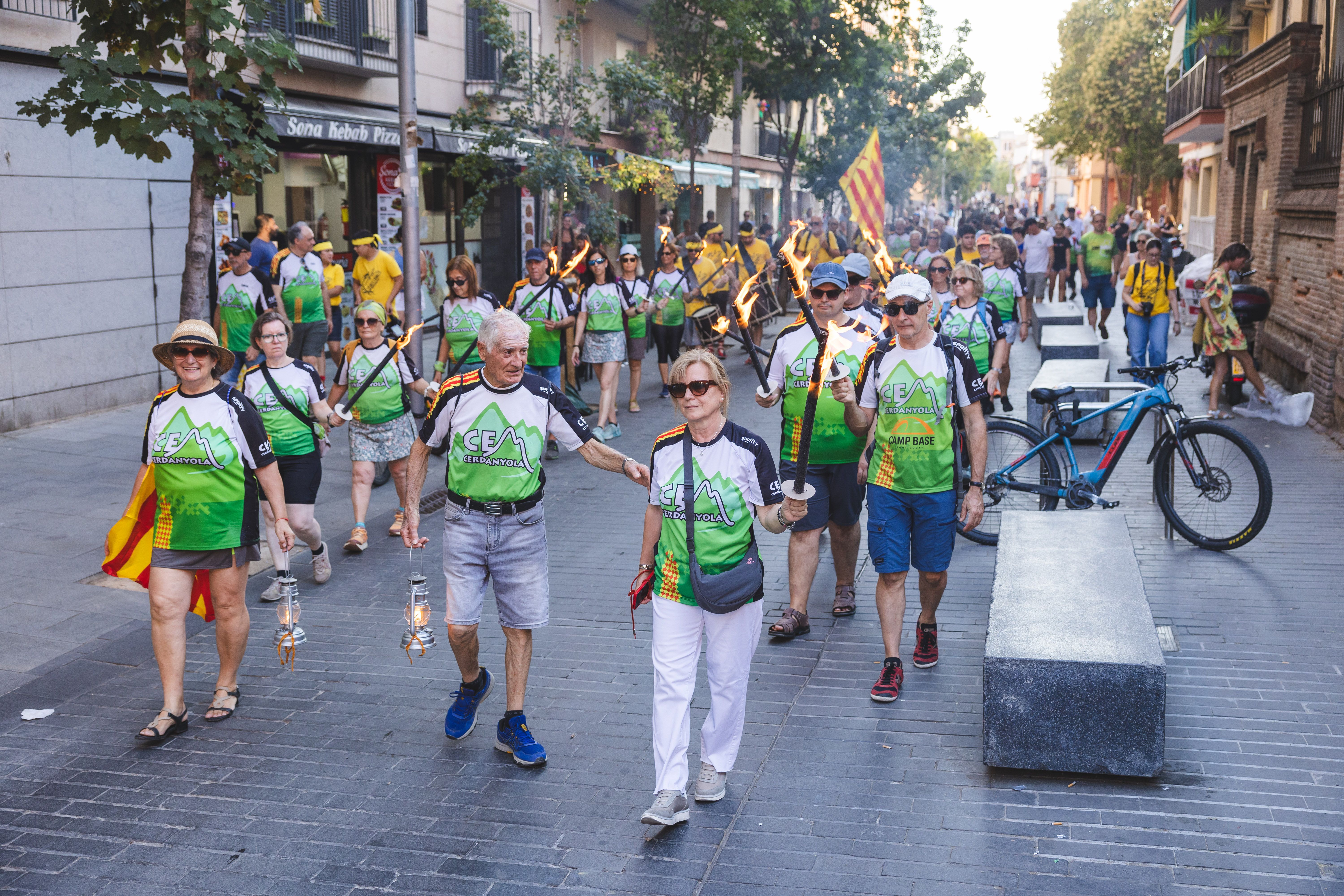 La comitiva avança pel carrer de Sant Ramon amb torxes enceses. FOTO: Arnau Padilla.