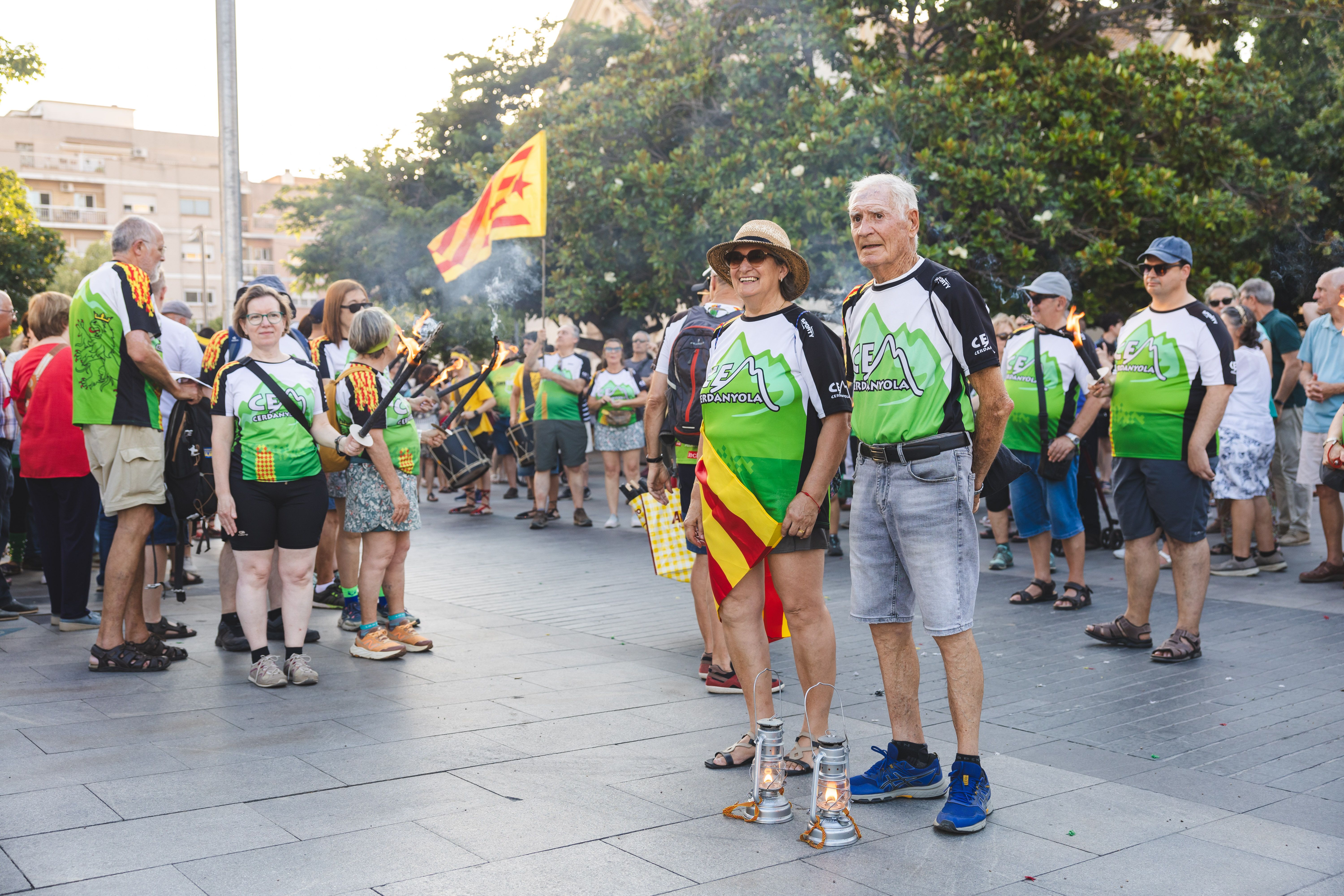Els portadors de la Flama, a la plaça de Francesc Layret abans d’iniciar la cercavila. FOTO: Arnau Padilla.