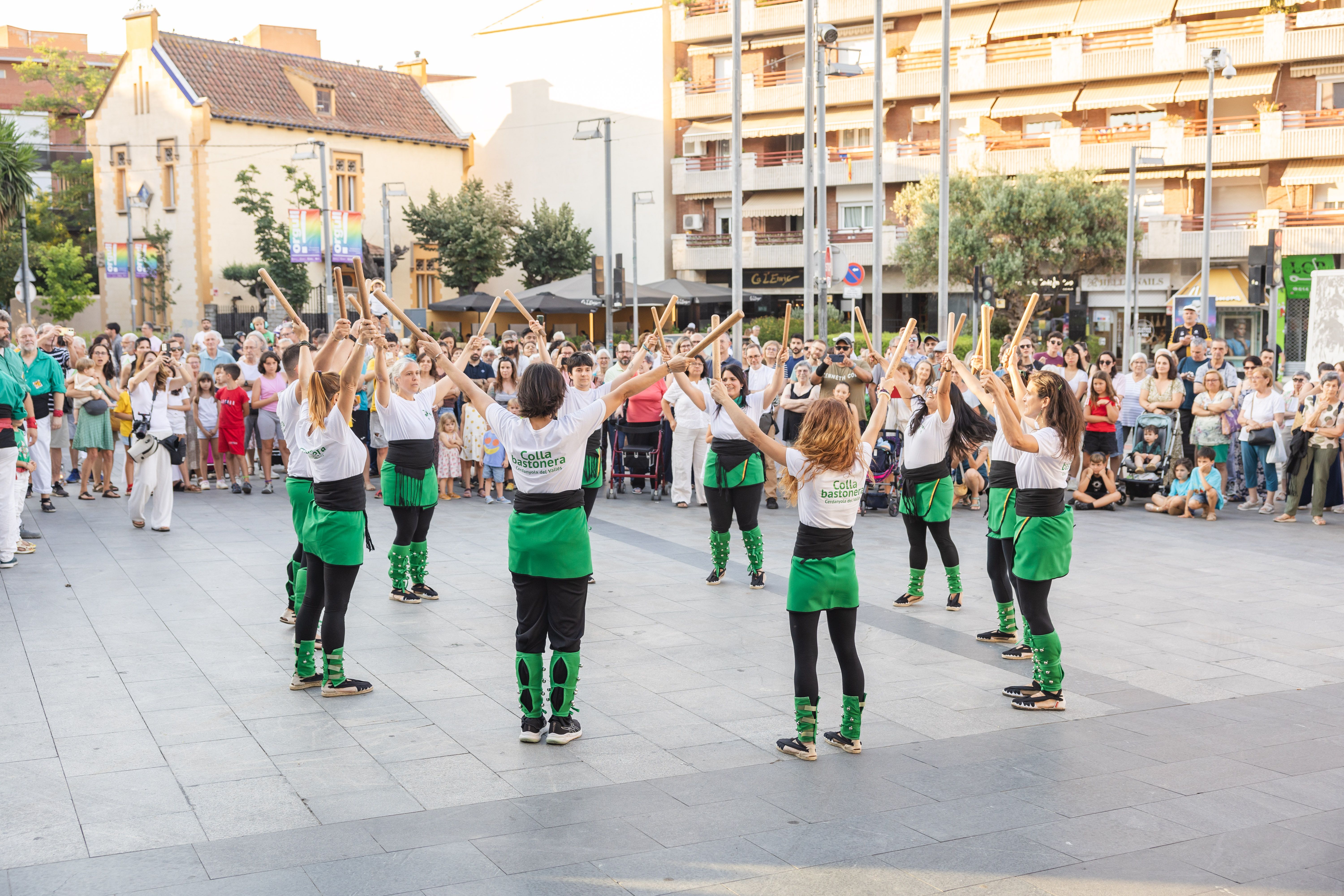 La Colla Bastonera actua a la plaça de Francesc Layret. FOTO: Arnau Padilla.