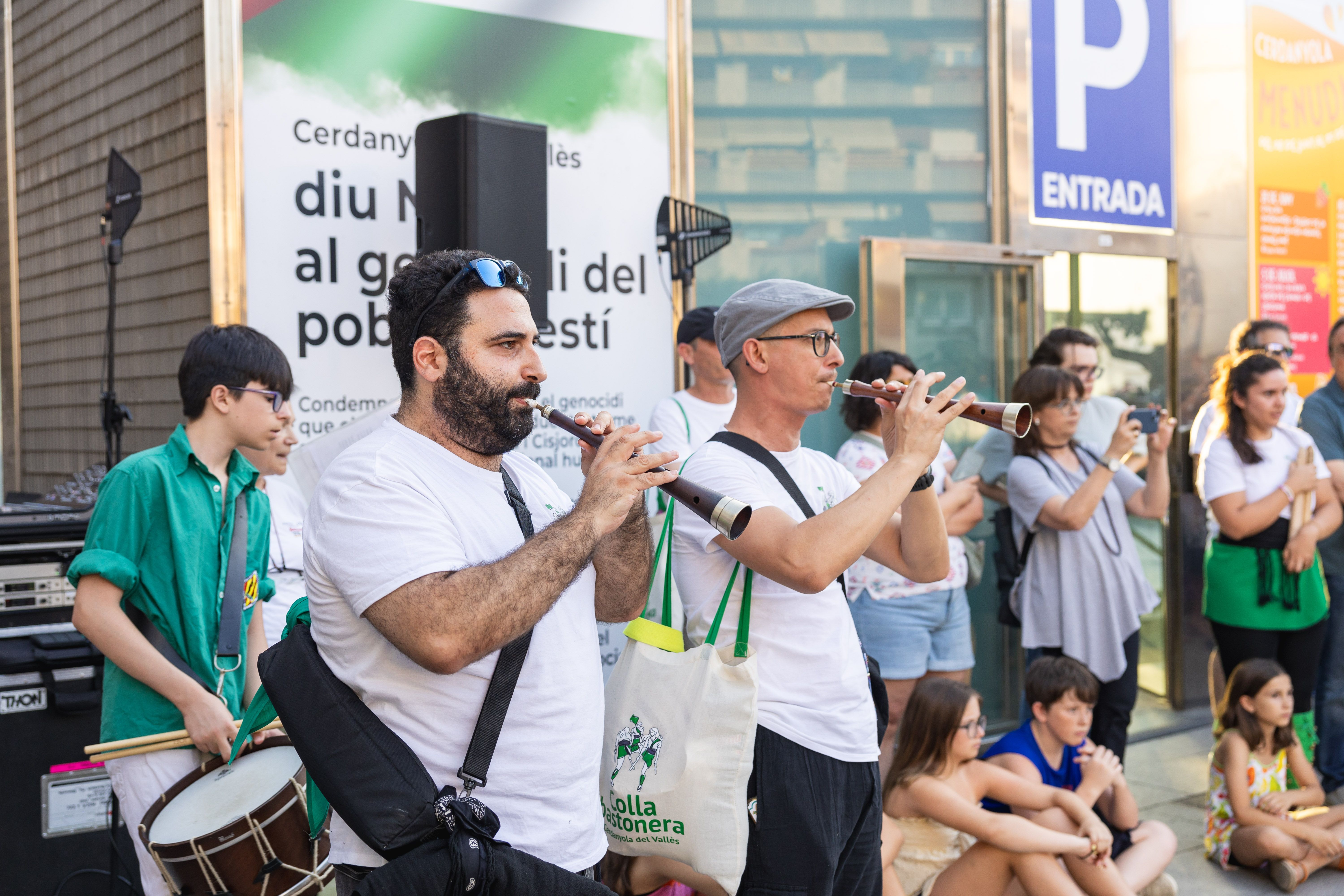 Els grallers posen música a la recepció de la Flama davant de l’Ajuntament. FOTO: Arnau Padilla.
